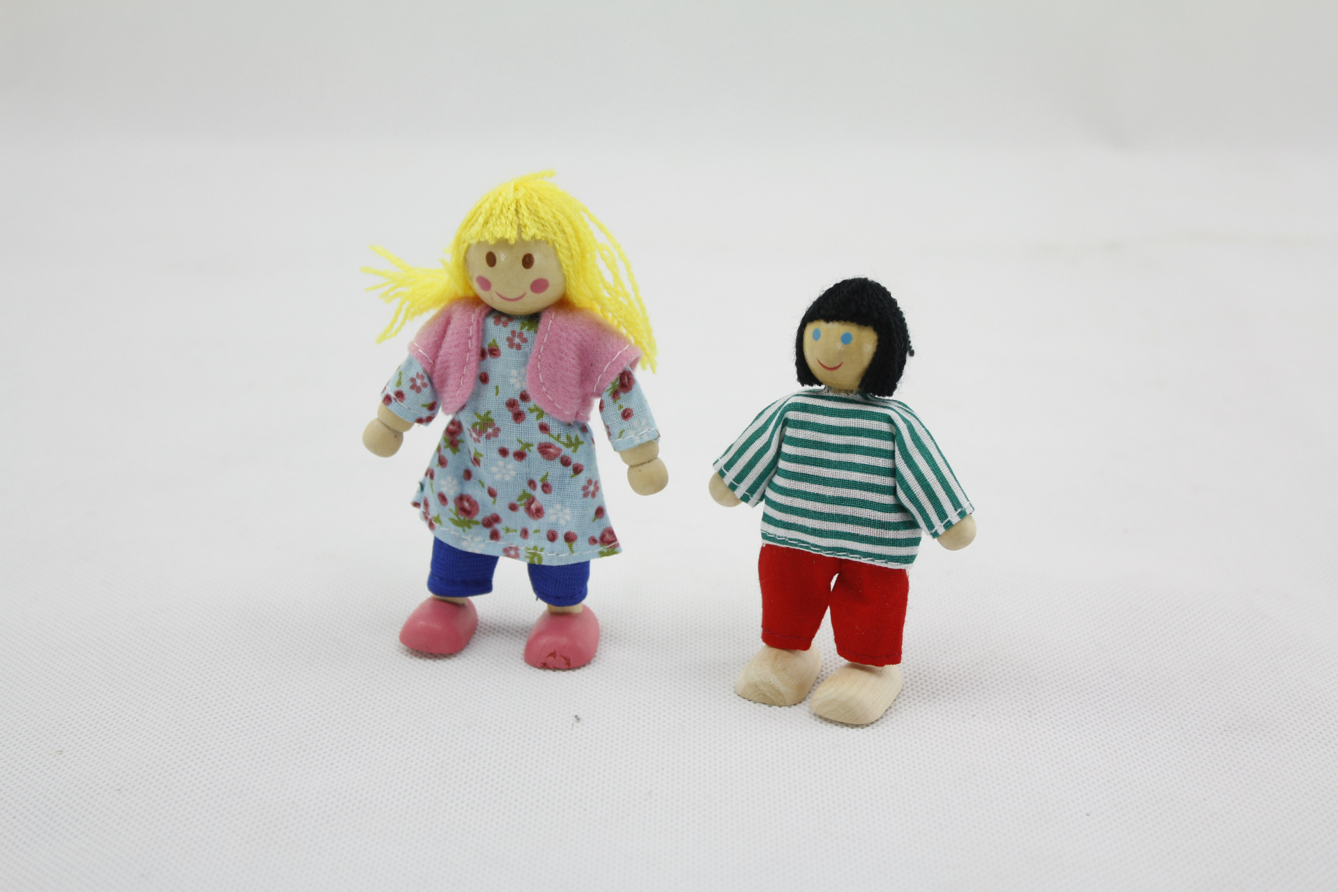 Family 6 expressions using seven wooden doll house doll educational baby toys parent - child Eva joints. 12 Family 6 expressions using seven wooden doll house doll educational baby toys parent - child Eva joints. 12