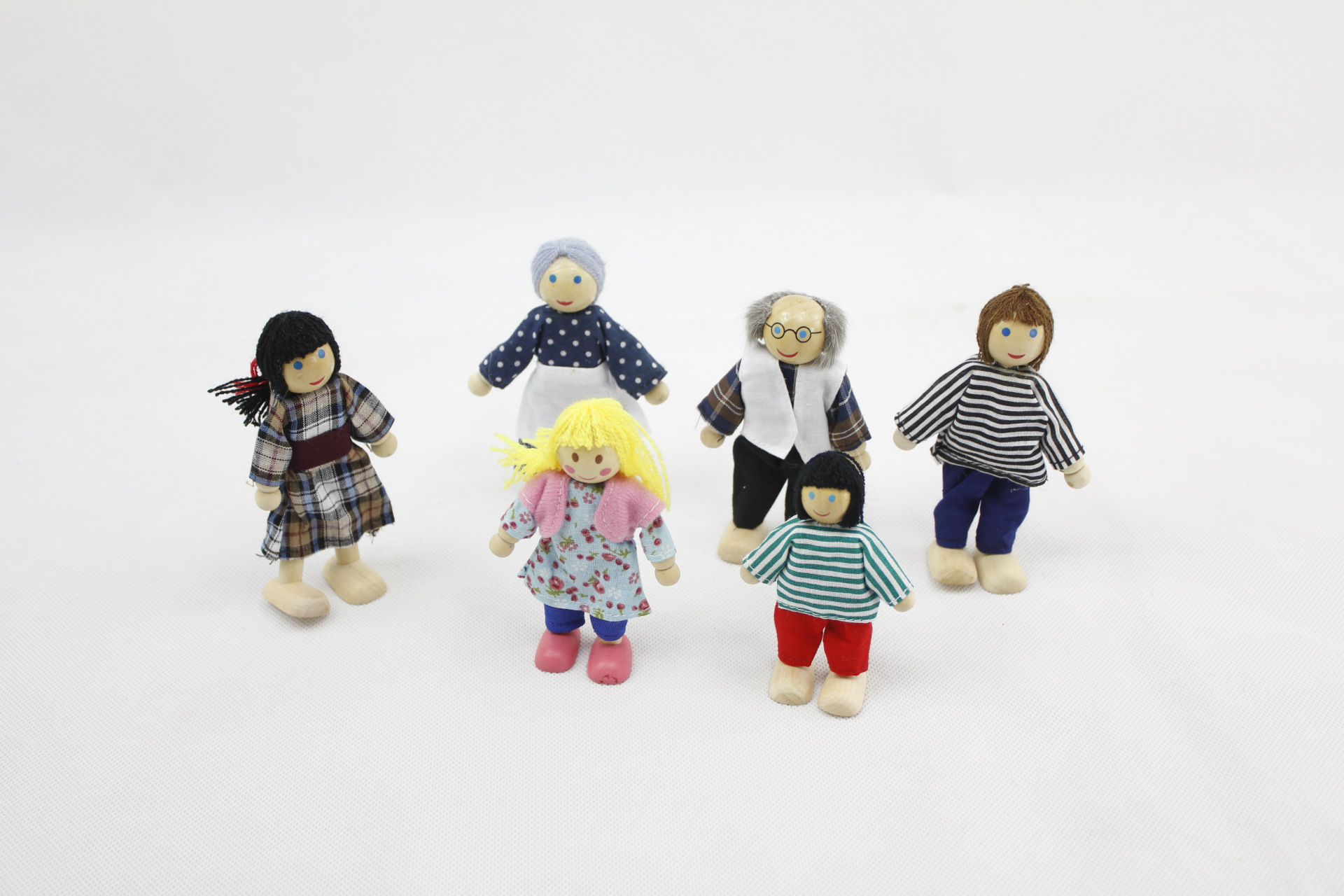 Family 6 expressions using seven wooden doll house doll educational baby toys parent - child Eva joints. 12 Family 6 expressions using seven wooden doll house doll educational baby toys parent - child Eva joints. 12