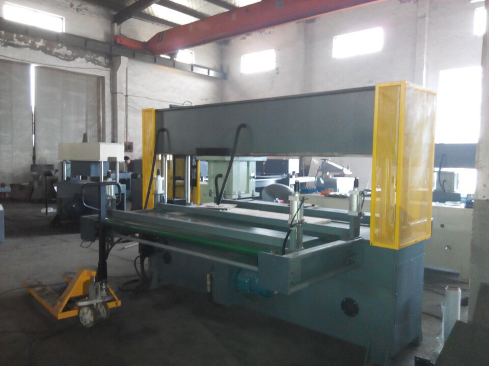 Manufacturers specializing in the production of mobile head type hydraulic gantry cutting machine leather sponge cutting machine