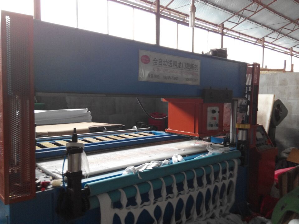 Manufacturers specializing in the production of mobile head type hydraulic gantry cutting machine leather sponge cutting machine