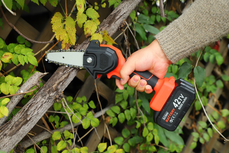 4-Inch Single-Hand Electric Saw Handheld Rechargeable Electric Wood Cutting Saw Lithium Battery Electric Chain Saw Outdoor High-Power Wireless Electric Saw 4-Inch Single-Hand Electric Saw Handheld Rechargeable Electric Wood Cutting Saw Lithium Battery Electric Chain Saw Outdoor High-Power Wireless Electric Saw