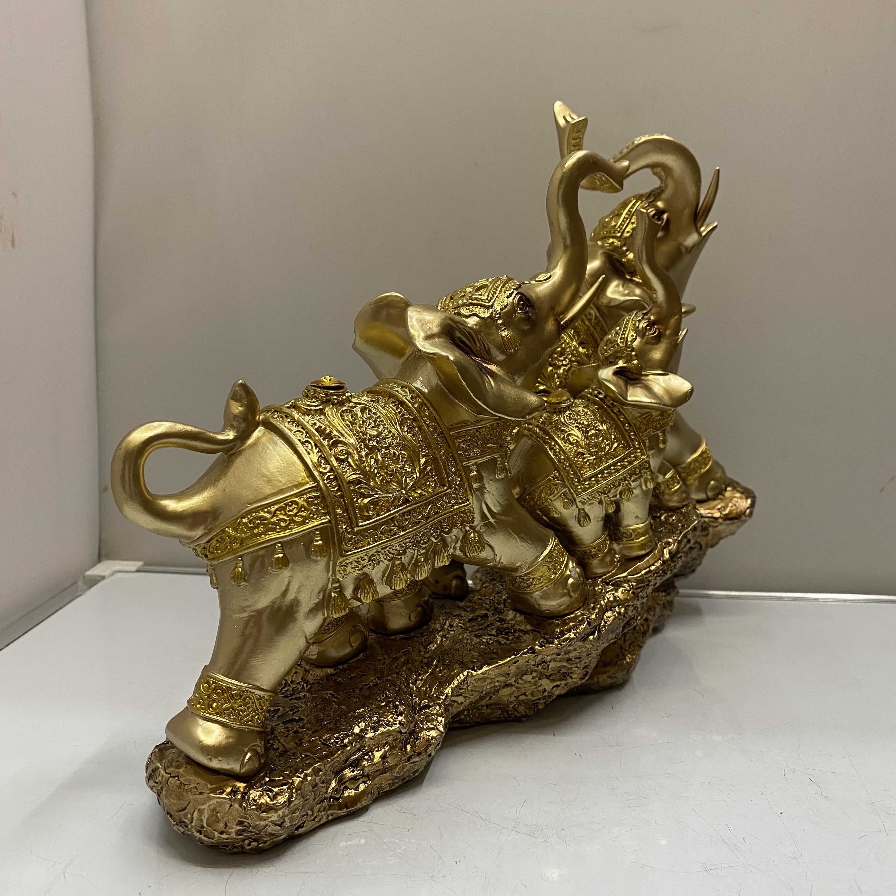 Resin Crafts a Family of Three Auspicious Golden Elephant Ornaments TV Cabinet Wine Cabinet Home Decoration Gift Decoration