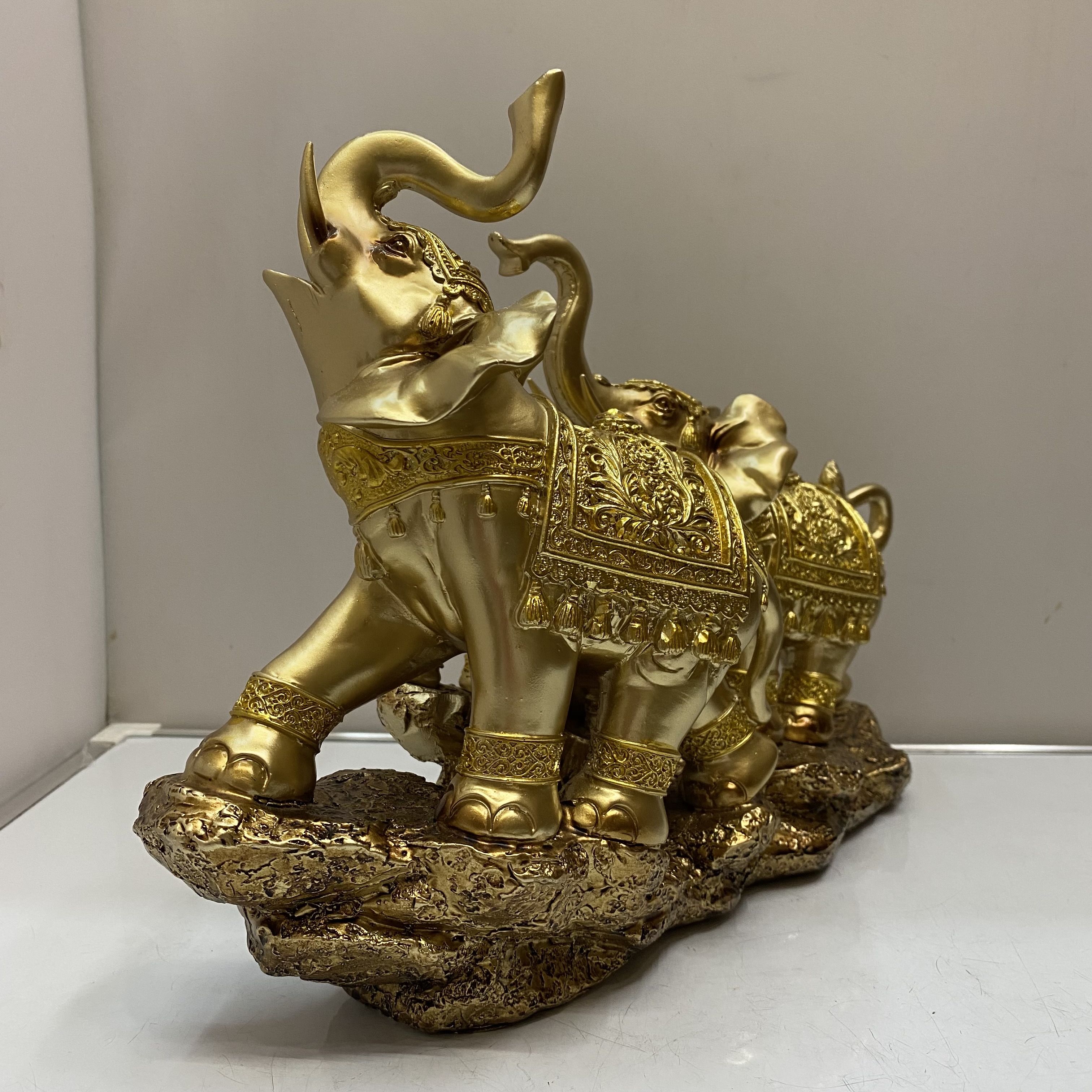 Resin Crafts a Family of Three Auspicious Golden Elephant Ornaments TV Cabinet Wine Cabinet Home Decoration Gift Decoration