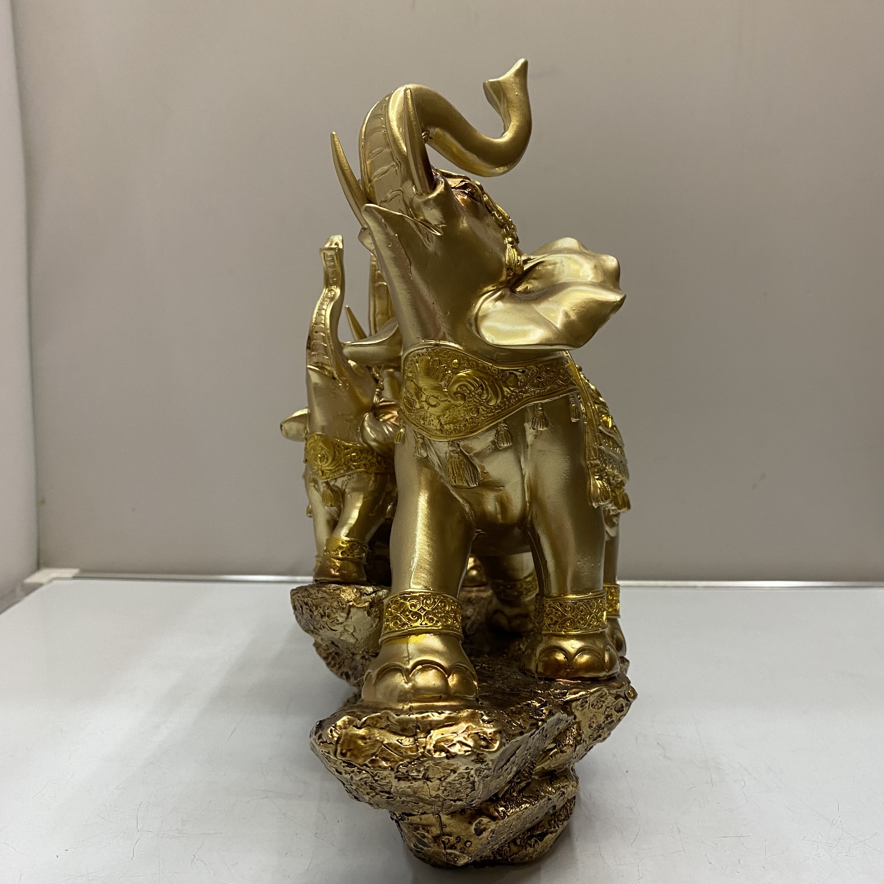 Resin Crafts a Family of Three Auspicious Golden Elephant Ornaments TV Cabinet Wine Cabinet Home Decoration Gift Decoration