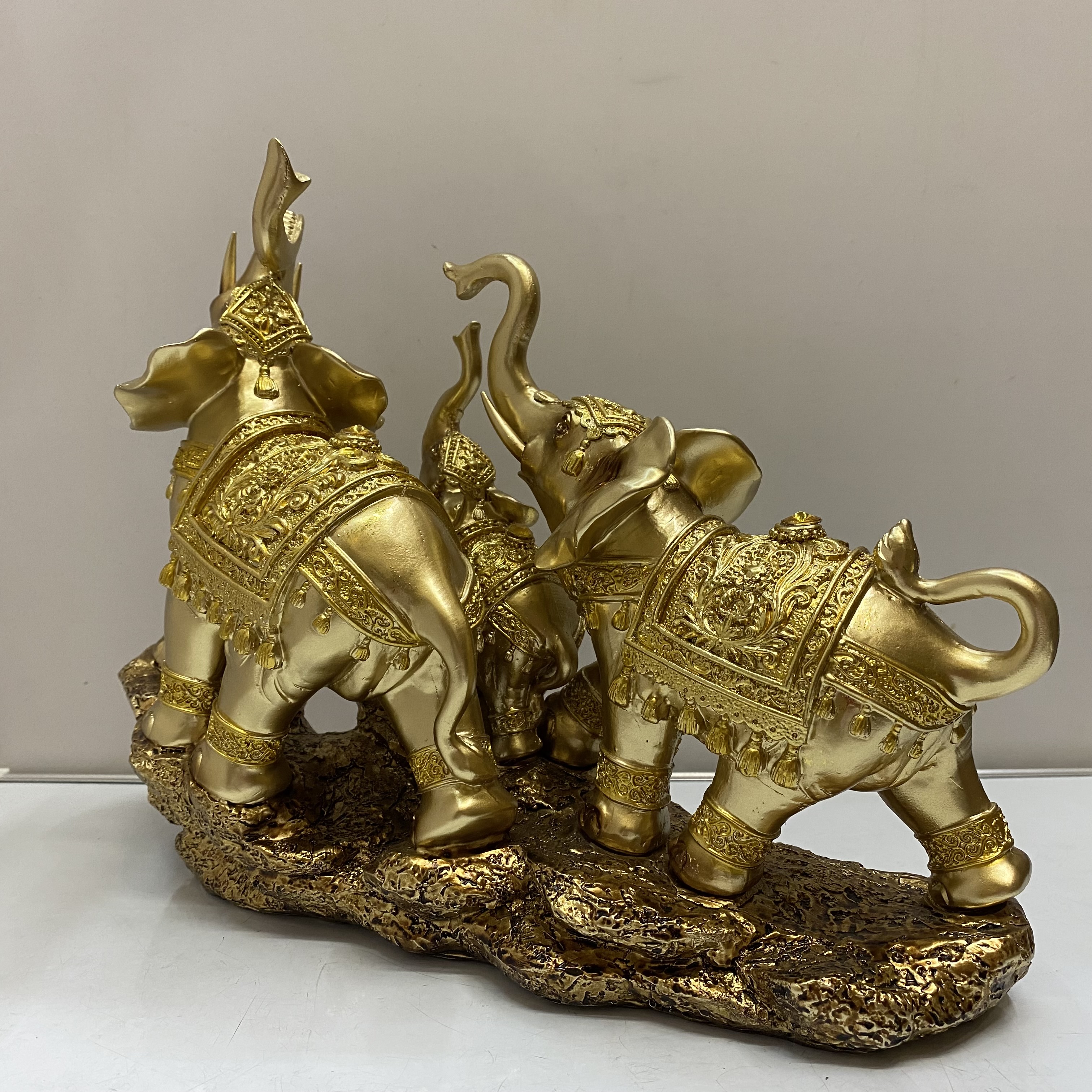 Resin Crafts a Family of Three Auspicious Golden Elephant Ornaments TV Cabinet Wine Cabinet Home Decoration Gift Decoration