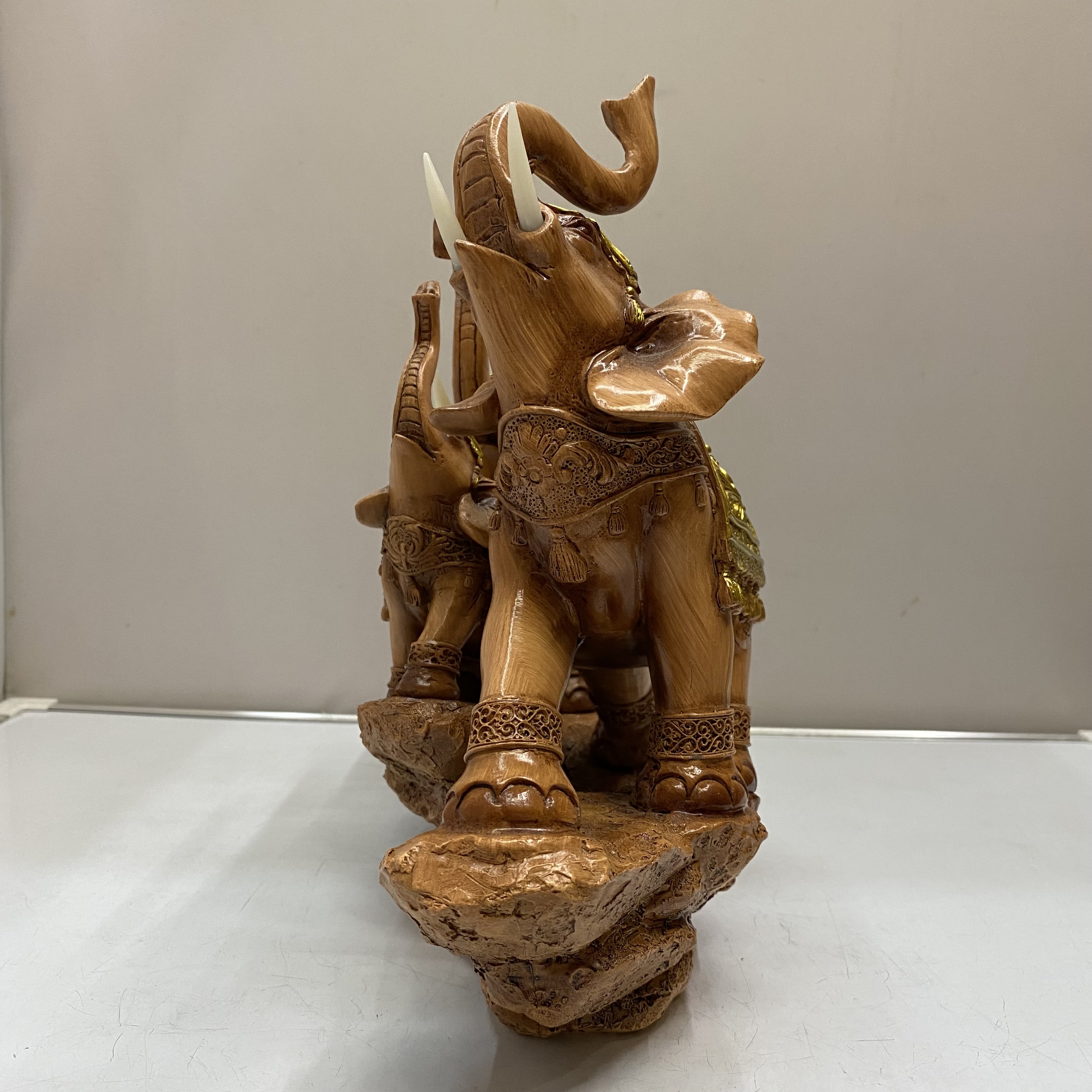 Resin Crafts a Family of Three Auspicious Golden Elephant Ornaments TV Cabinet Wine Cabinet Home Decoration Gift Decoration