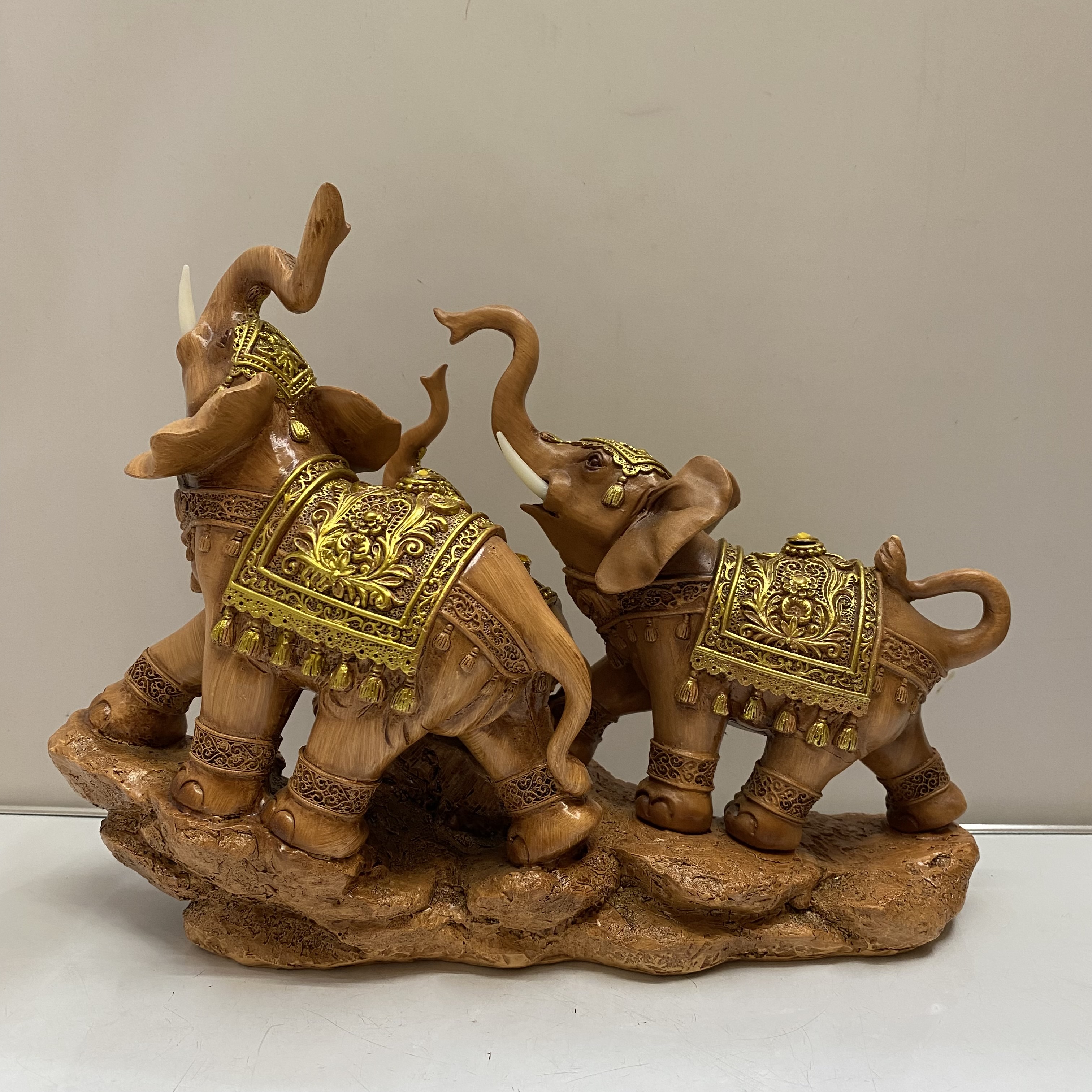 Resin Crafts a Family of Three Auspicious Golden Elephant Ornaments TV Cabinet Wine Cabinet Home Decoration Gift Decoration