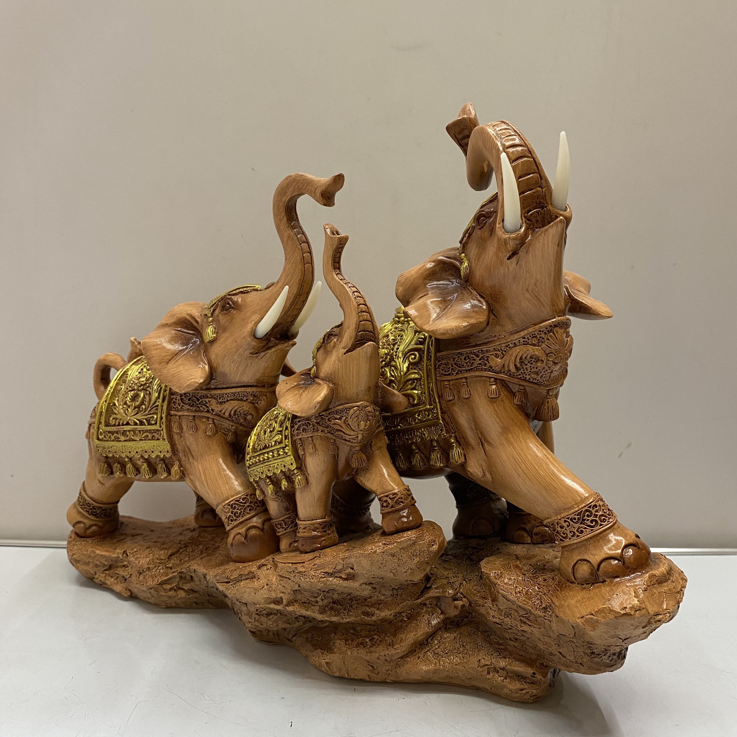 Resin Crafts a Family of Three Auspicious Golden Elephant Ornaments TV Cabinet Wine Cabinet Home Decoration Gift Decoration