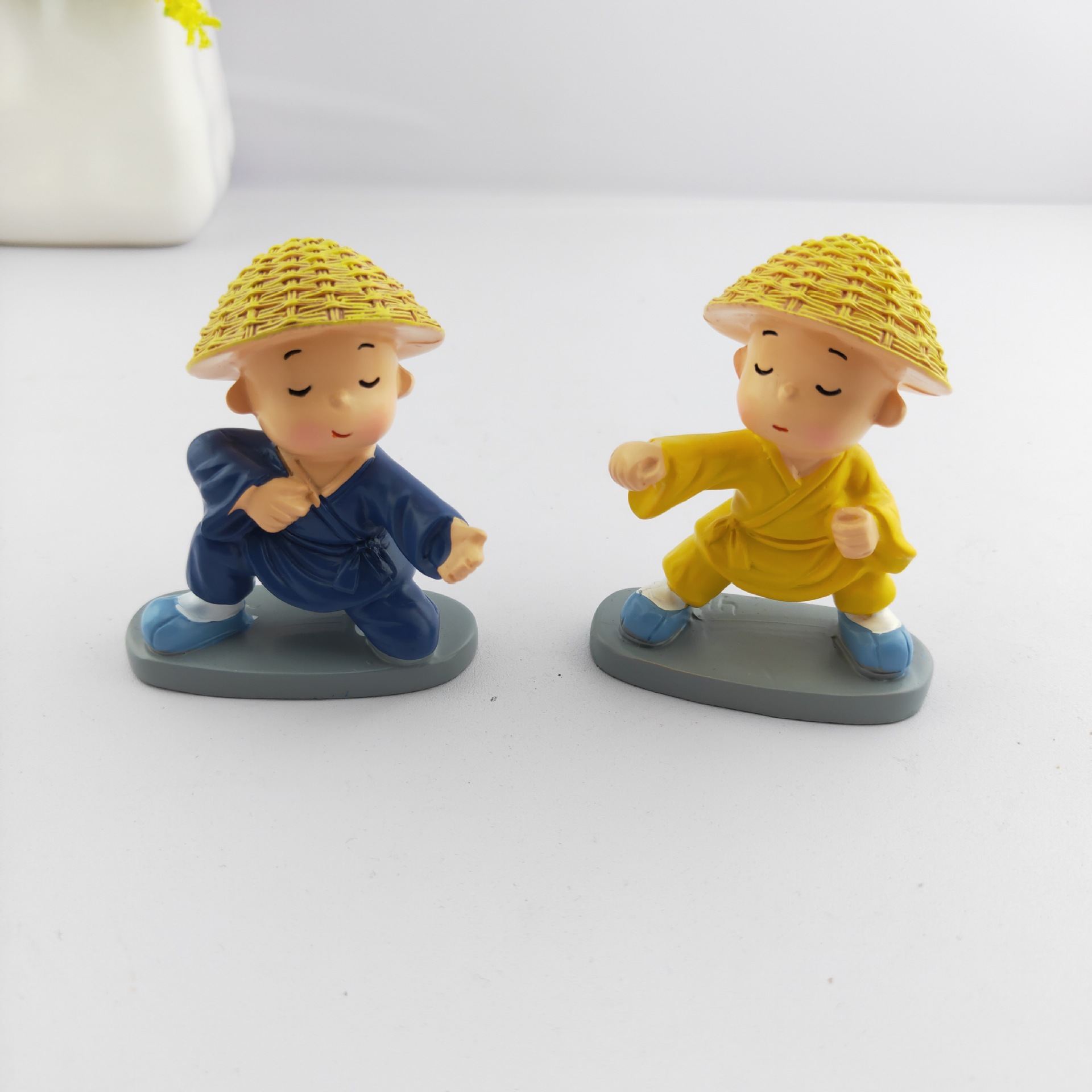 Set hat kung fu monk holding the drunken master of the altar of wine swordsman river \"s lake combination of resin crafts automobile decoration Set hat kung fu monk holding the drunken master of the altar of wine swordsman river \"s lake combination of resin crafts automobile decoration