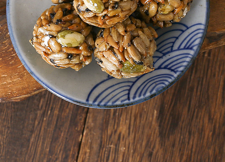 Hand-Made Nut Balls Full Box Small Package Sunflower Kernels Cushaw Seed Black Sesame Nuts New Year Mixed Fruit Ball Nutrition Hand-Made Nut Balls Full Box Small Package Sunflower Kernels Cushaw Seed Black Sesame Nuts New Year Mixed Fruit Ball Nutrition