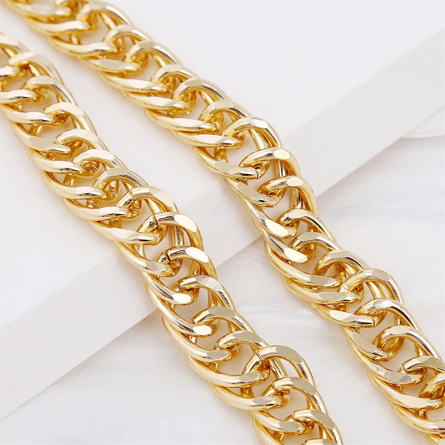 Fashion Simple Gold and Silver Two-Color Aluminum Chain Lock Retro Trendy Exaggerated Cross-Border Ins Necklace European and American Jewelry Fashion Simple Gold and Silver Two-Color Aluminum Chain Lock Retro Trendy Exaggerated Cross-Border Ins Necklace European and American Jewelry