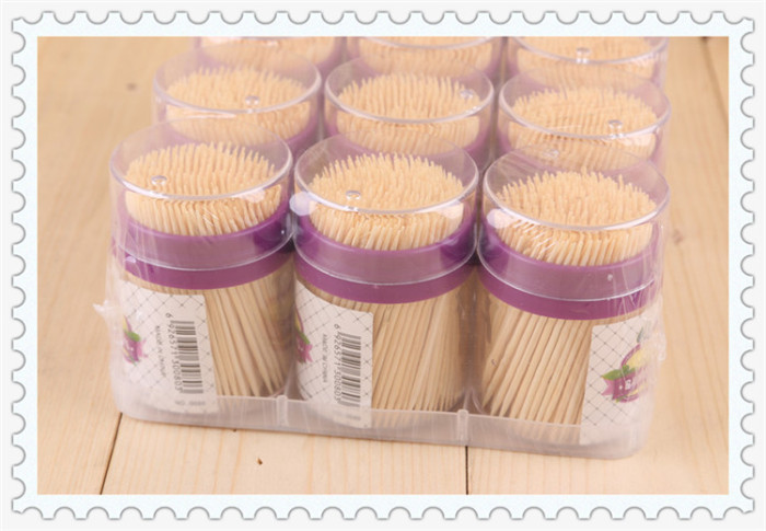 A disposable bamboo toothpick portable toothpick box bamboo toothpick with fruit sign in a hotel restaurant toothpick