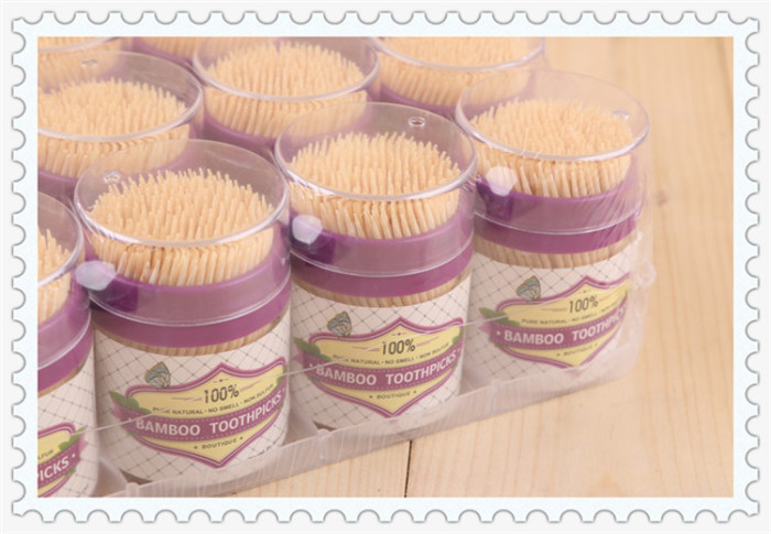 A disposable bamboo toothpick portable toothpick box bamboo toothpick with fruit sign in a hotel restaurant toothpick