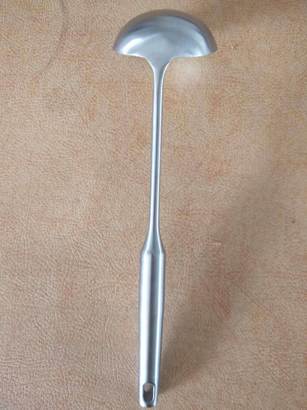 Stainless Steel Oil-Proof Kitchen Spoon Long Handle Non-Slip and Hot Kitchen Utensils Hanging Hot Pot Soup Ladle 2020 New Style