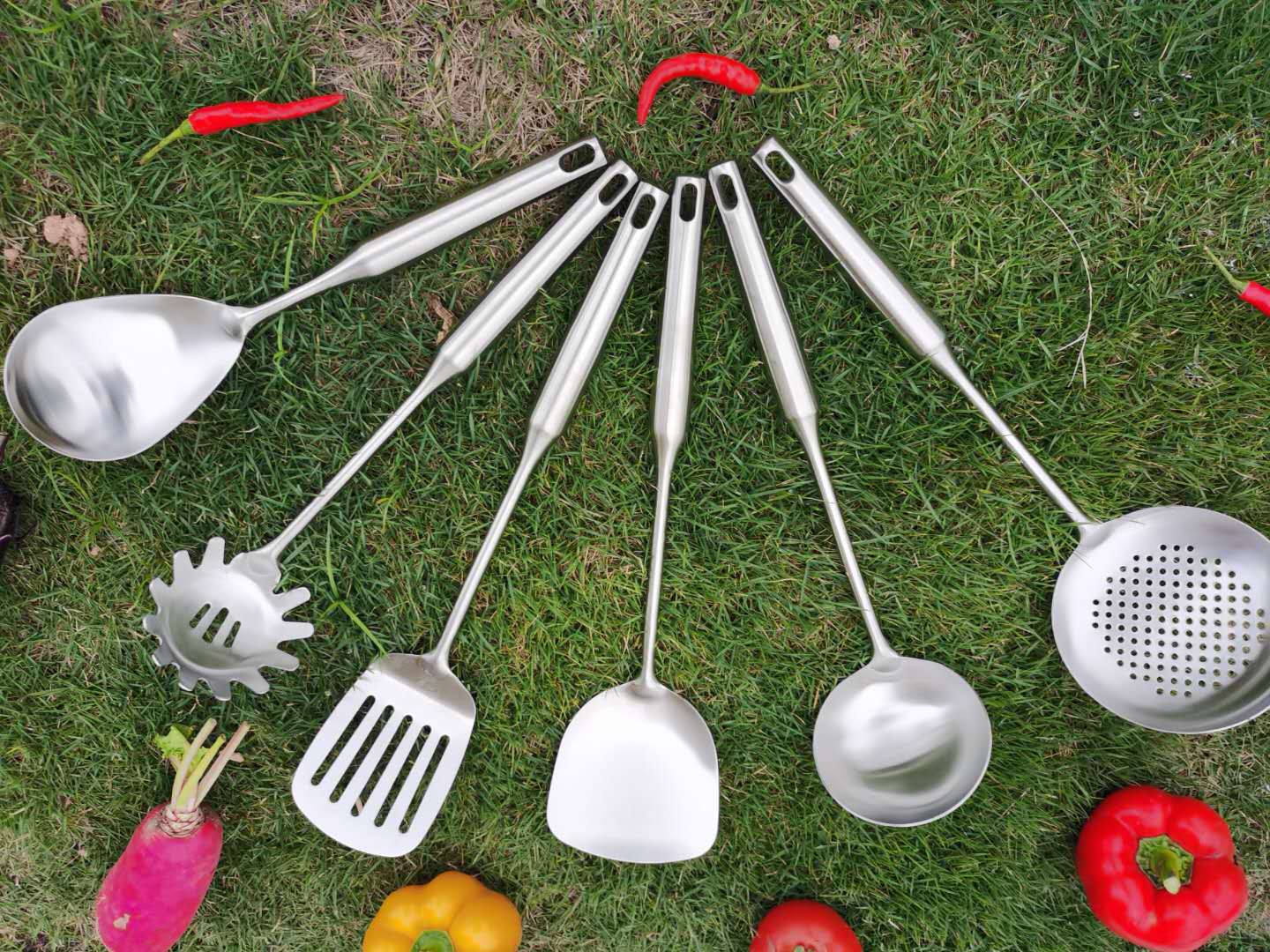 Stainless Steel Oil-Proof Kitchen Spoon Long Handle Non-Slip and Hot Kitchen Utensils Hanging Hot Pot Soup Ladle 2020 New Style