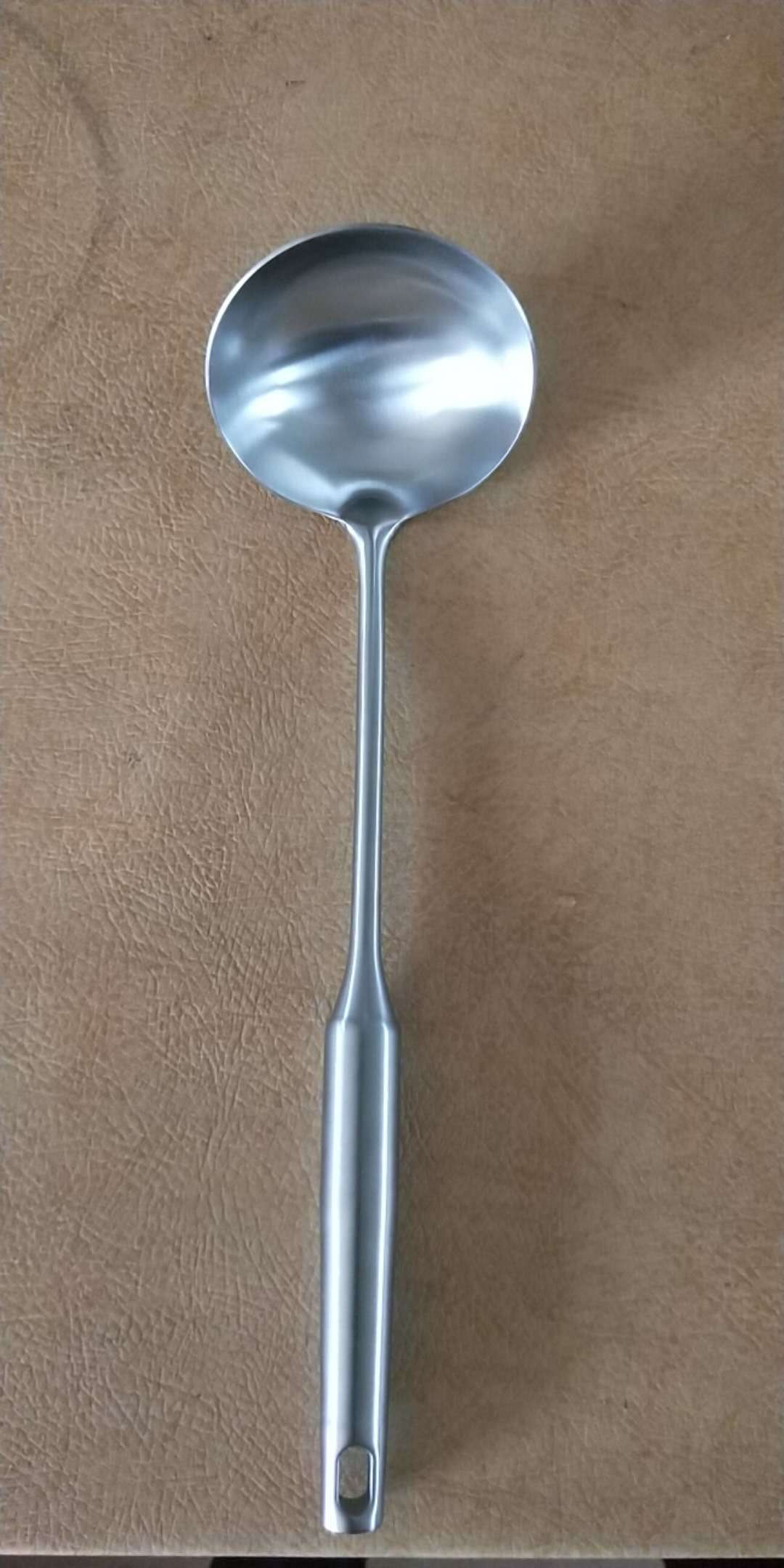 Stainless Steel Oil-Proof Kitchen Spoon Long Handle Non-Slip and Hot Kitchen Utensils Hanging Hot Pot Soup Ladle 2020 New Style