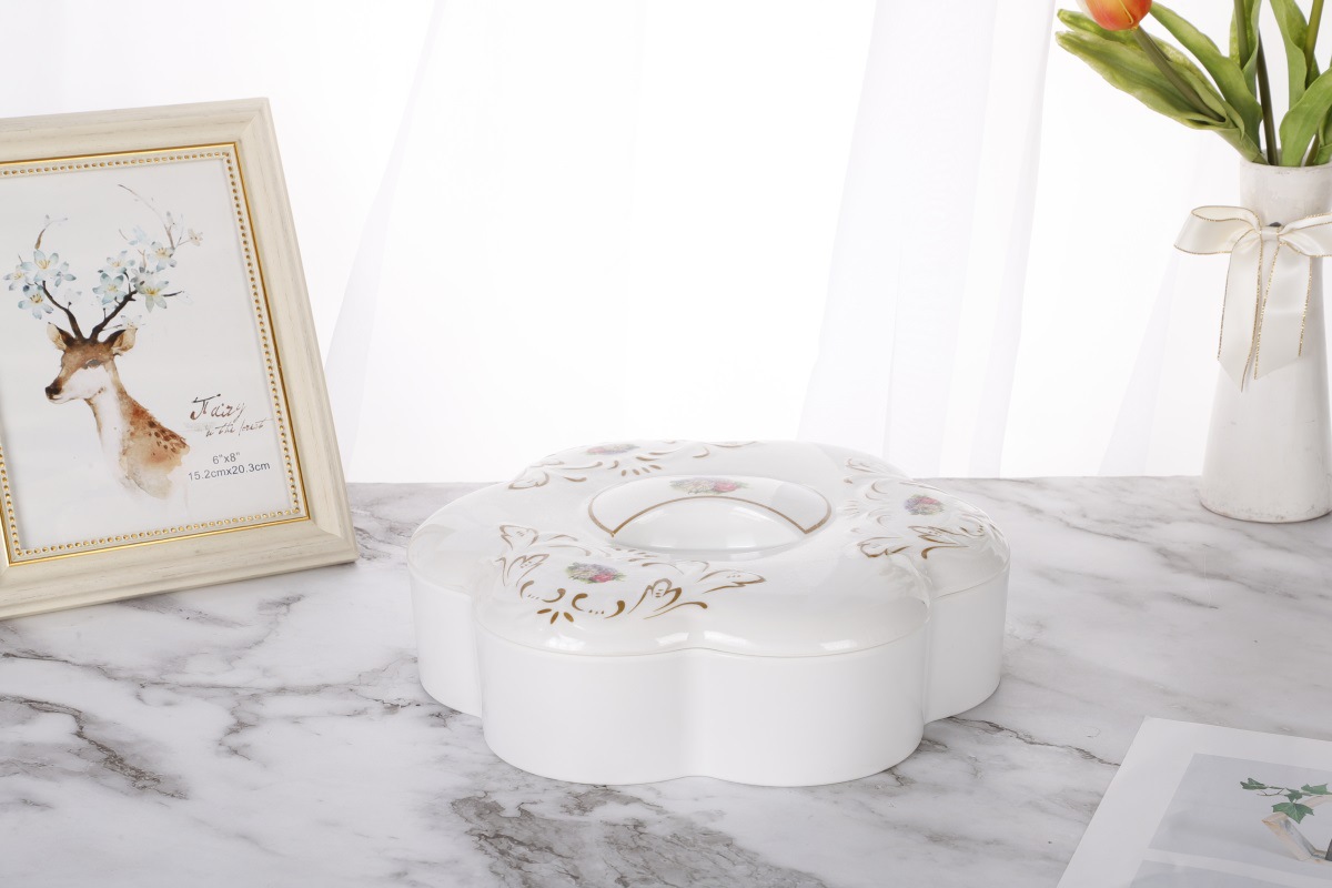 Fashion creative household tray wholesale plastic melon seed tray partition with a lid candy box Fashion creative household tray wholesale plastic melon seed tray partition with a lid candy box