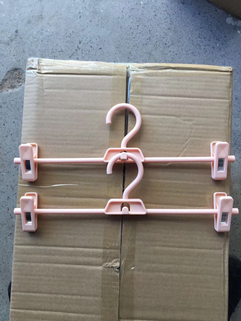 Here is a plastic clip in 5 colors, which can be clipped up and should not sound during a 10 typhoon