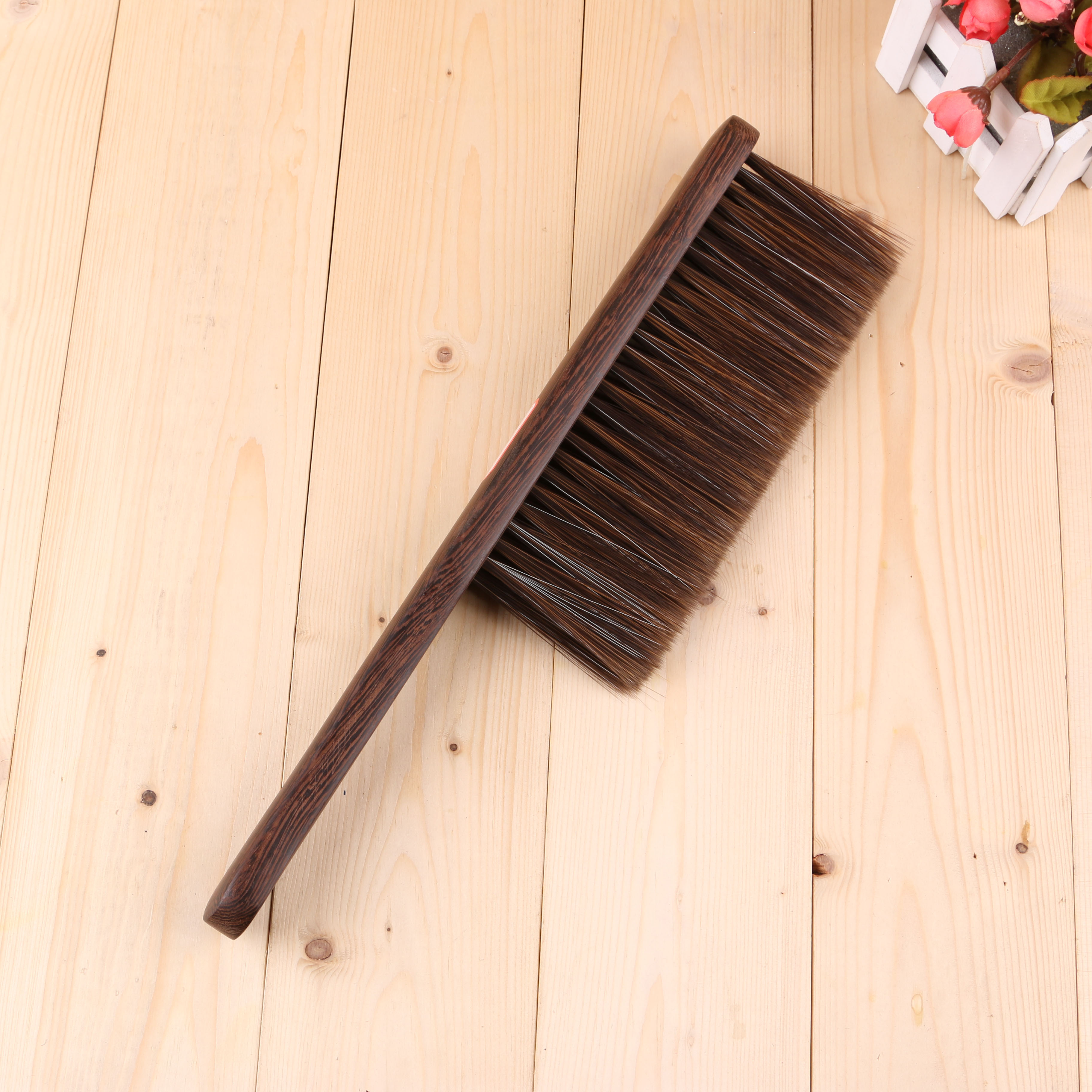 Soft hair dust-dusting brush bed brush broom bed broom sweep clean sofa bristle brush.