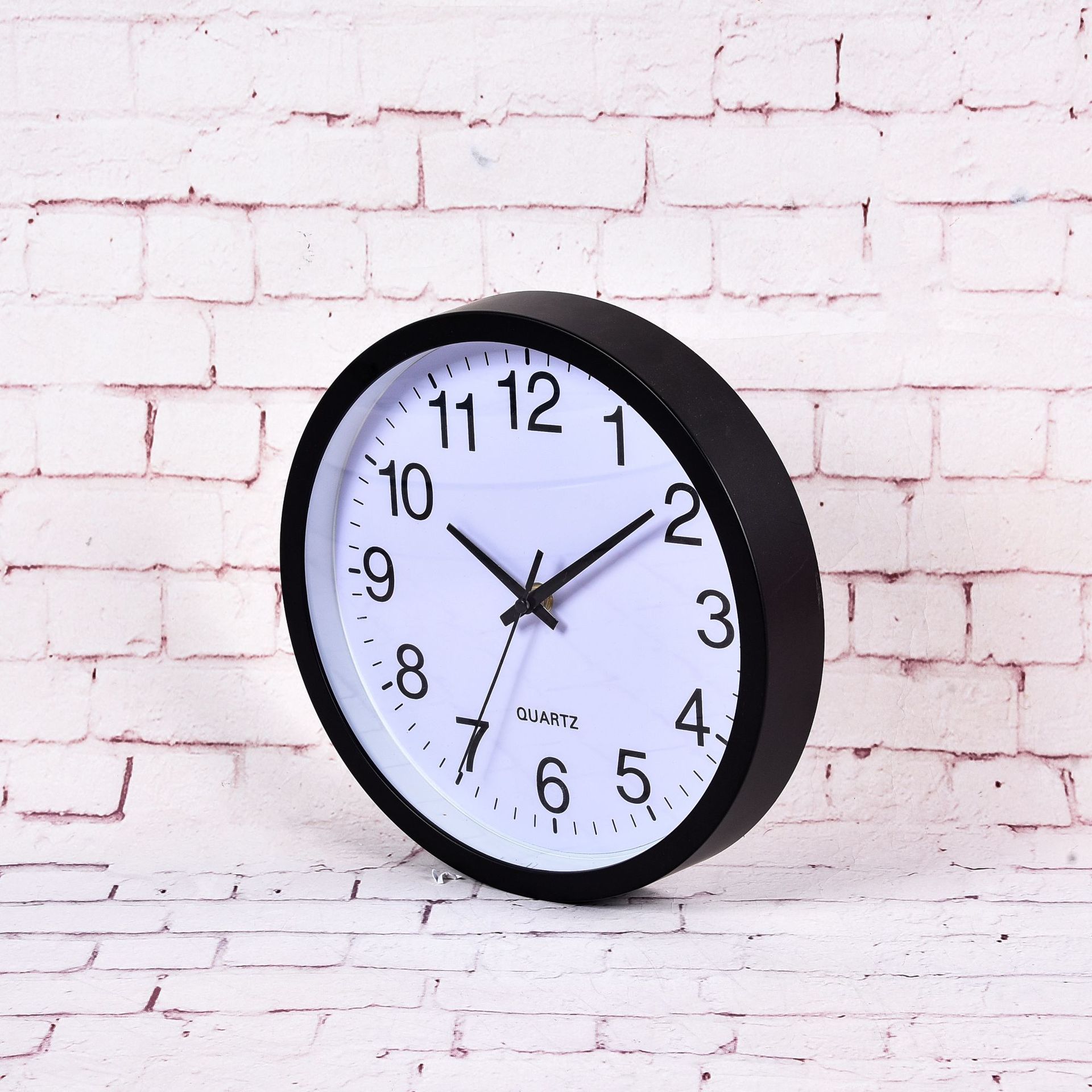 12-Inch round Noiseless Hanging Clock Plastic Digital Black and White Border Customizable Logo Hotel Hotel Wall Clock