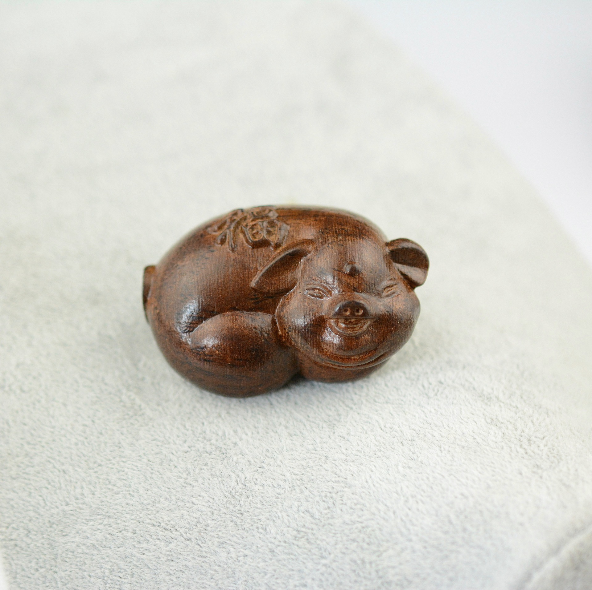 Vietnam Eaglewood Hand Piece Leather Black Wood Carving Playing Hand Piece Crafts Hand Piece Wholesale Variety of Options