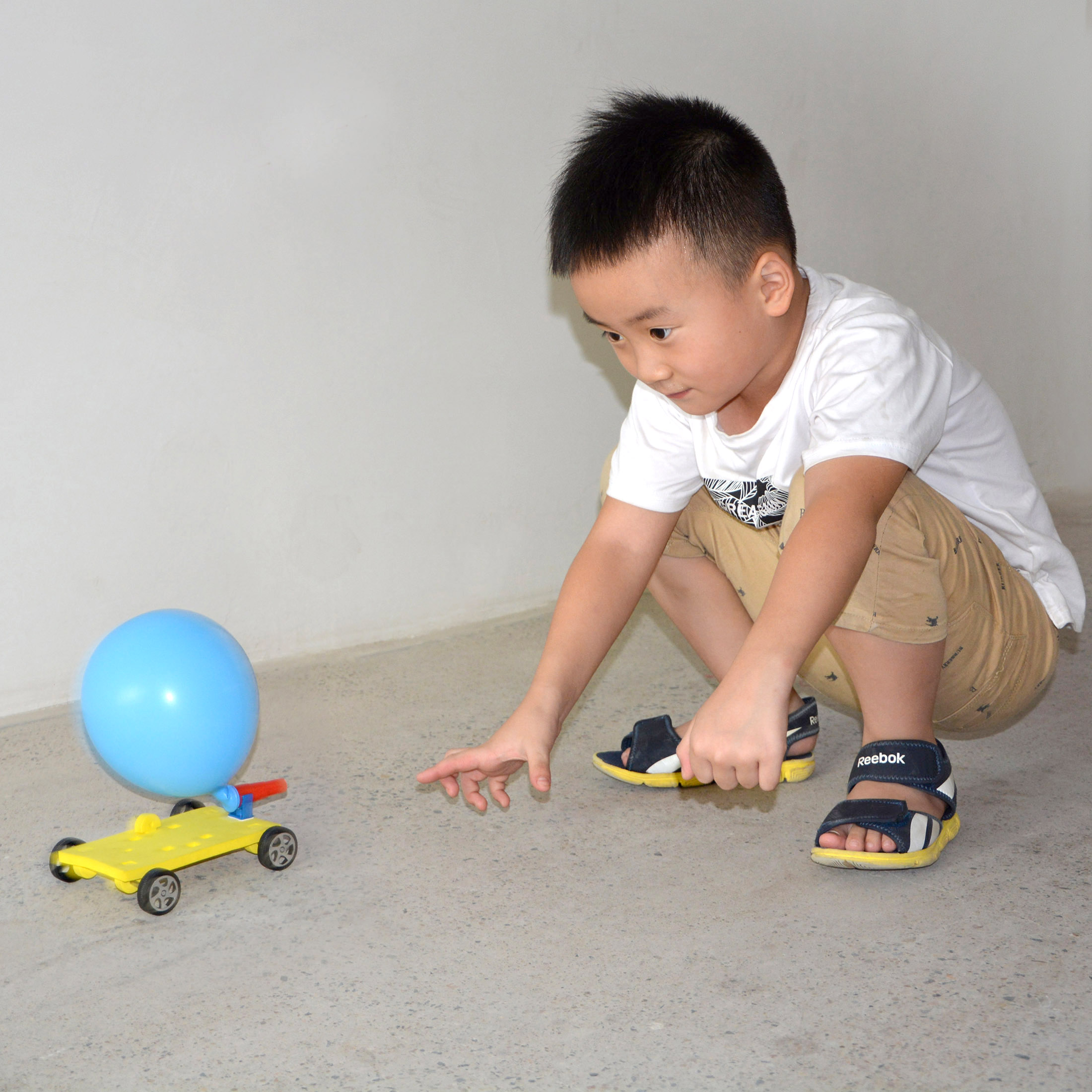 Students&#039; homework teacher xing balloon car technology small production STEM science lab