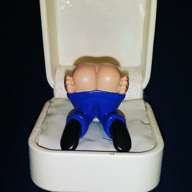 Gag Gift-Farting Butt in Ring Box Ring Box Gift Fart Ass Spoof