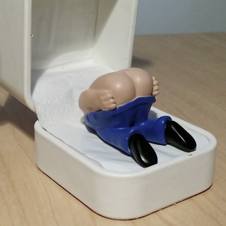 Gag Gift-Farting Butt in Ring Box Ring Box Gift Fart Ass Spoof