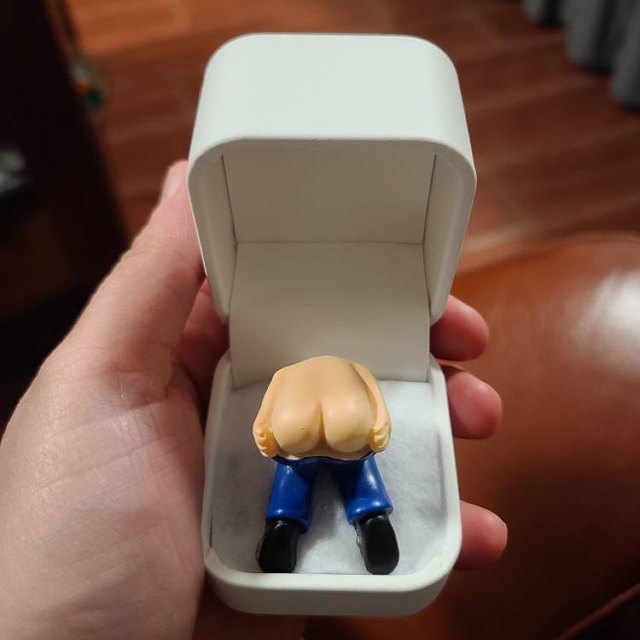 Gag Gift-Farting Butt in Ring Box Ring Box Gift Fart Ass Spoof