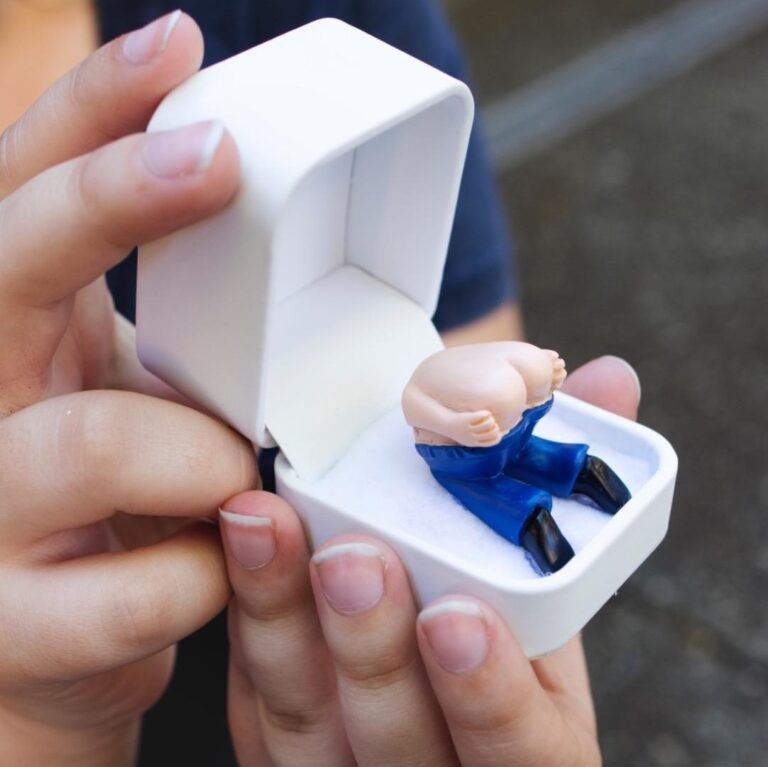 Gag Gift-Farting Butt in Ring Box Ring Box Gift Fart Ass Spoof
