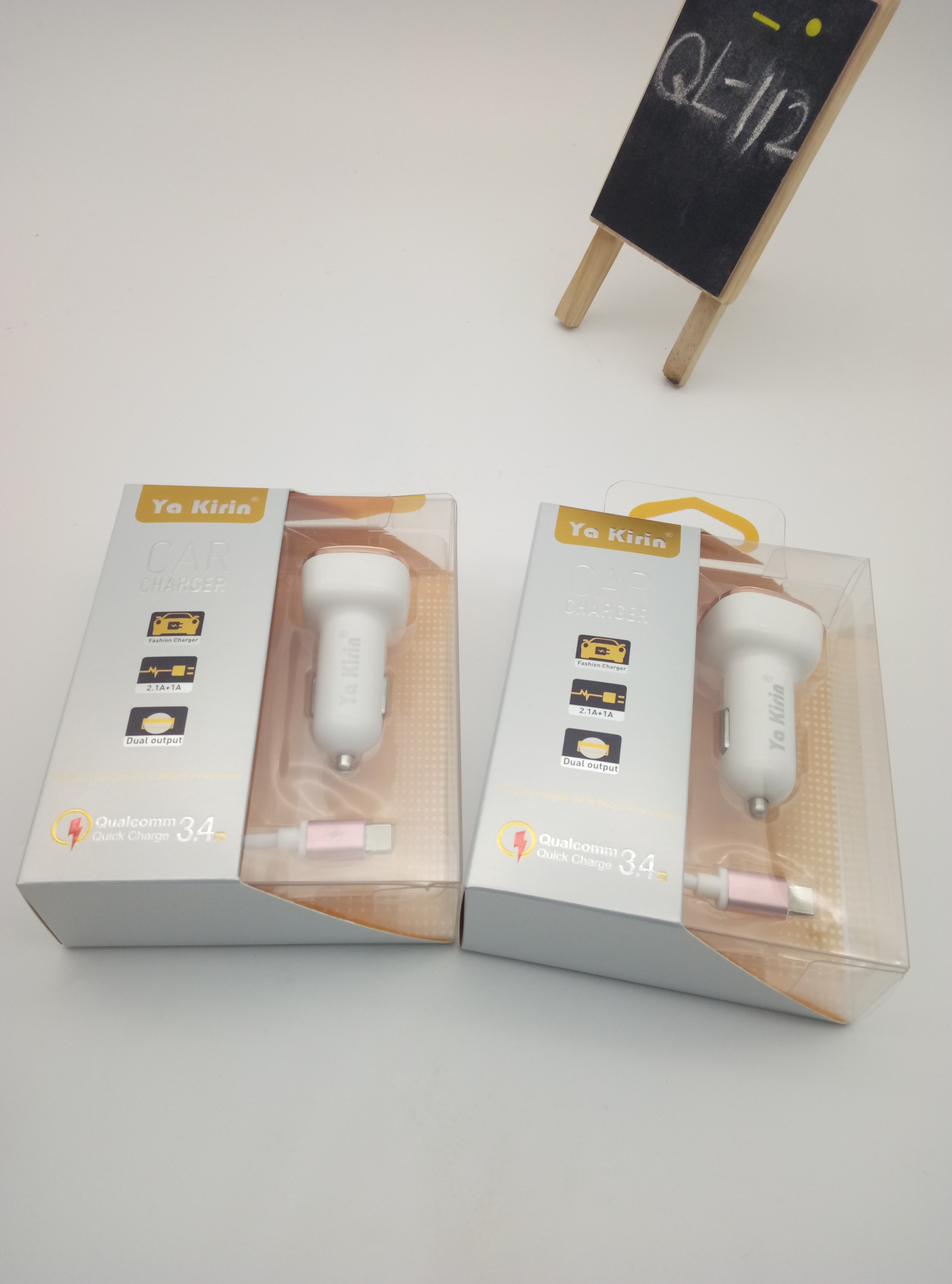 Ya kirin's original car charger usb android mobile phone is used as a car.