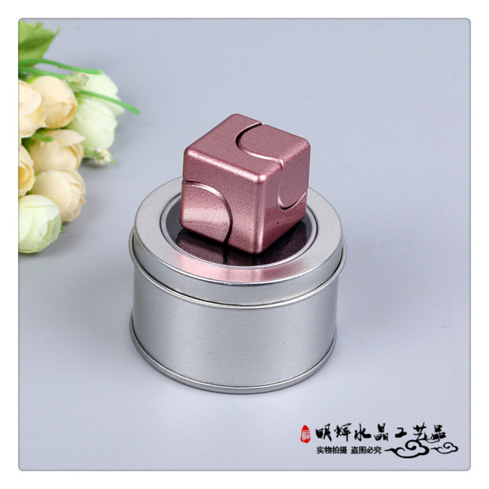 Adult decompression toy bearing rotating finger gyro classic three-leaf finger gyro