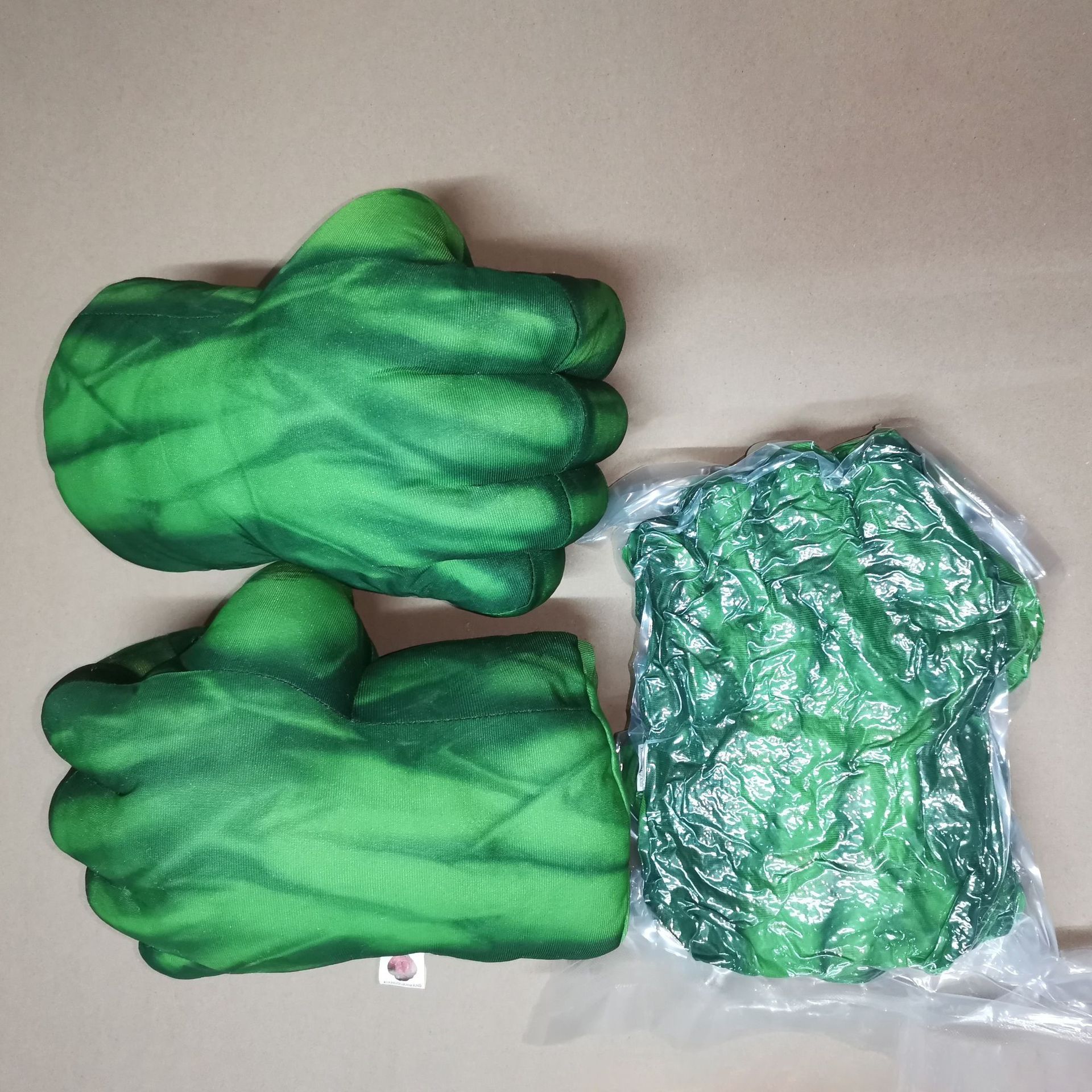 [Foreign Trade Cross-Border] New Green Fist Red Spider Gloves Plush Toy Manufacturer Children&#039;s Boxing Gloves Giant