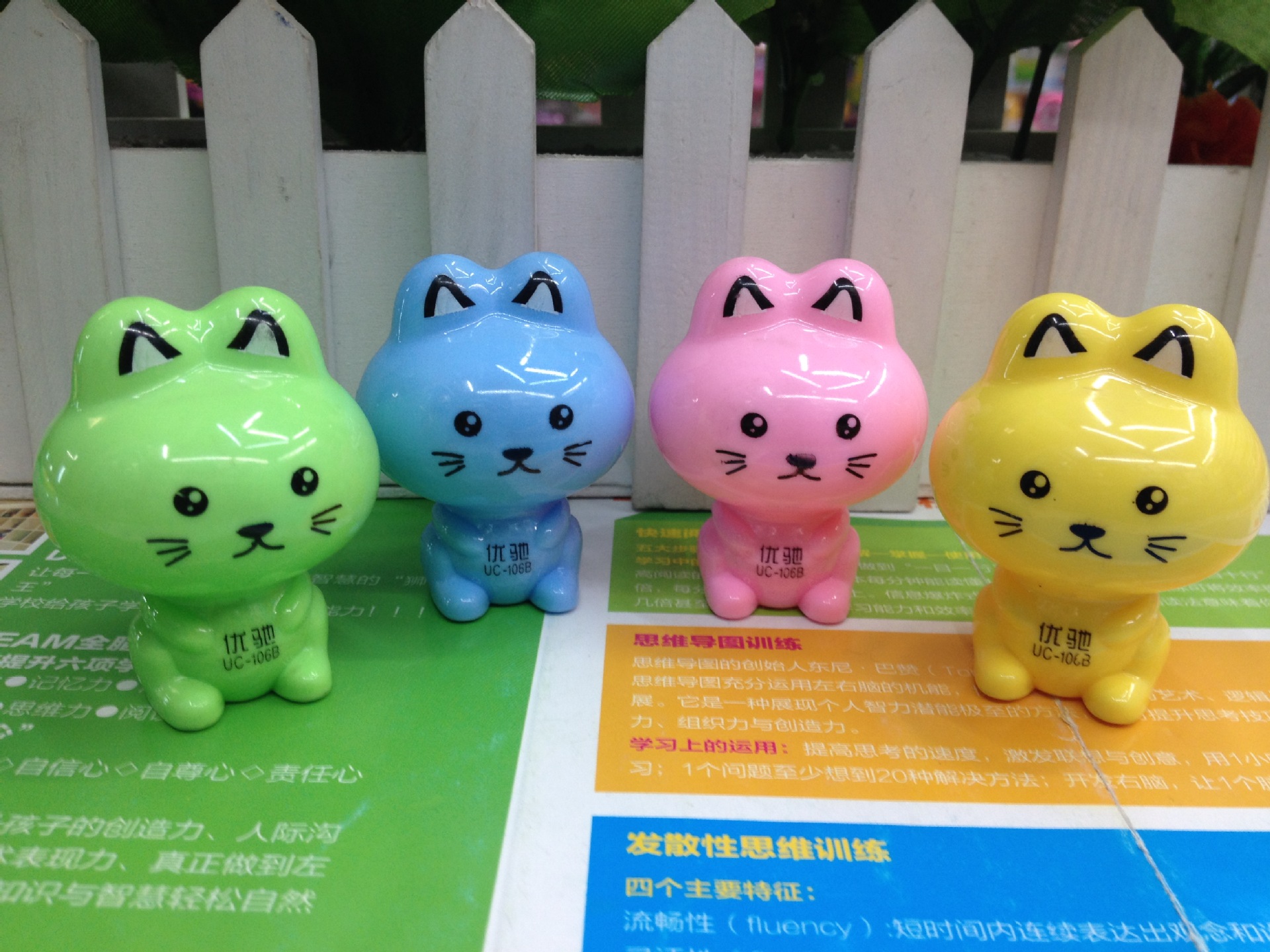 plastic popular single-hole pencil sharpener creative children with a large amount of free sharpener