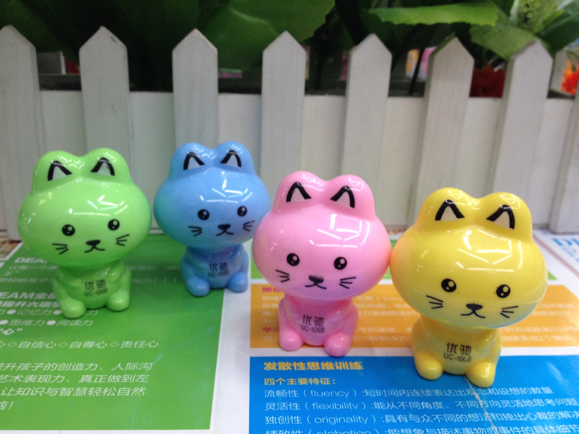 plastic popular single-hole pencil sharpener creative children with a large amount of free sharpener