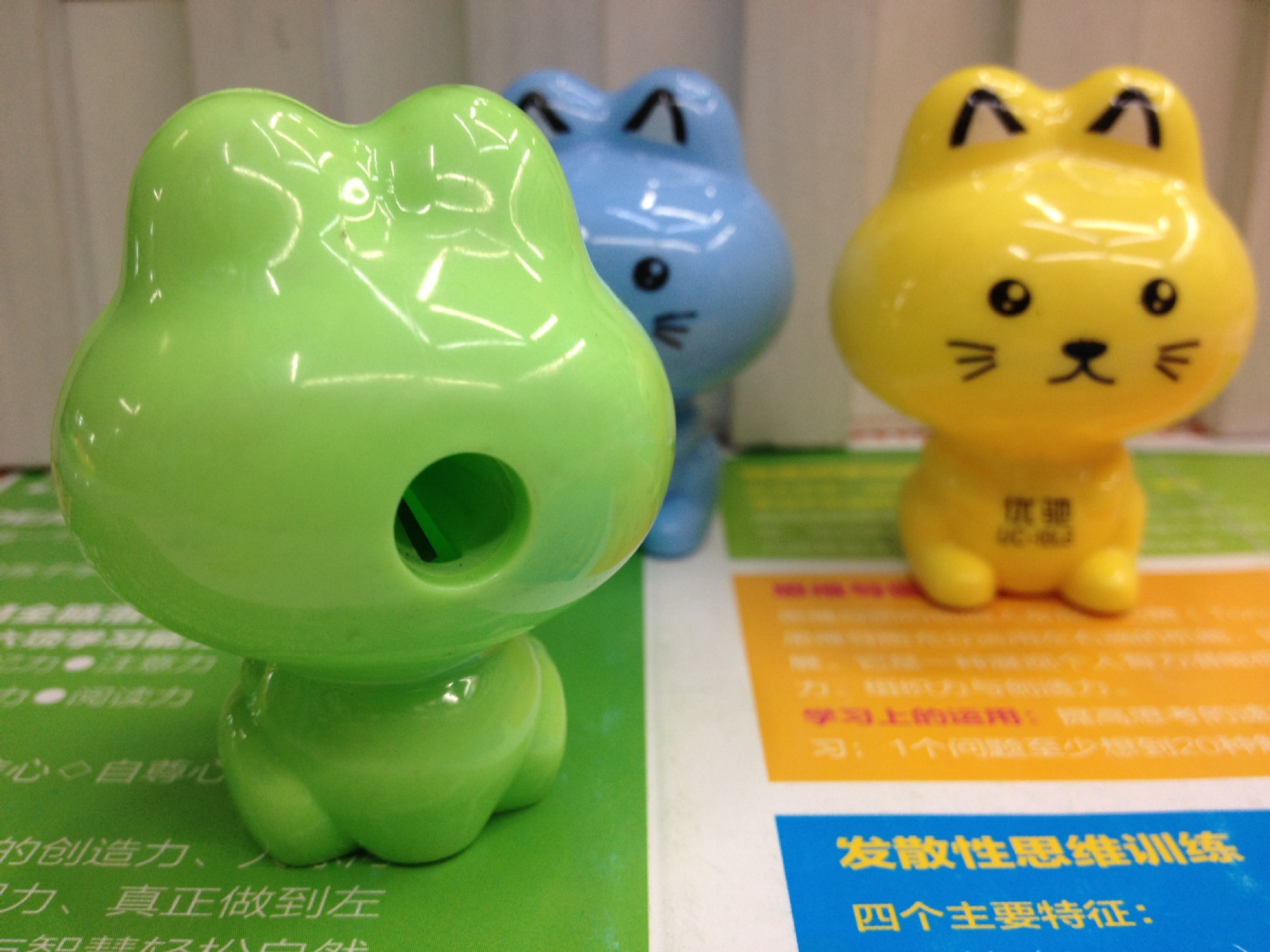 plastic popular single-hole pencil sharpener creative children with a large amount of free sharpener