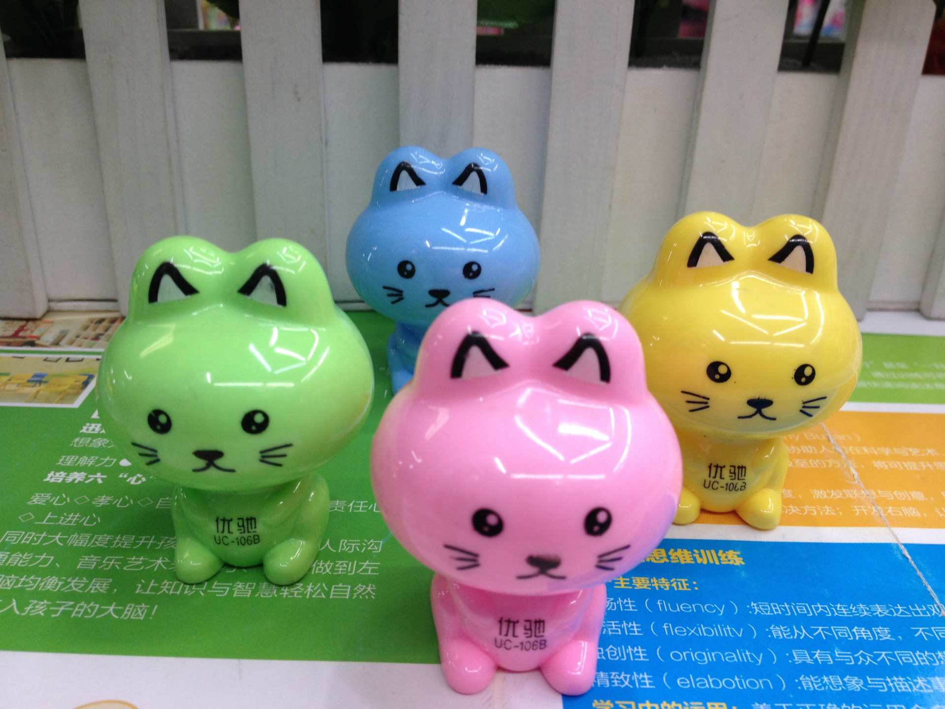 plastic popular single-hole pencil sharpener creative children with a large amount of free sharpener
