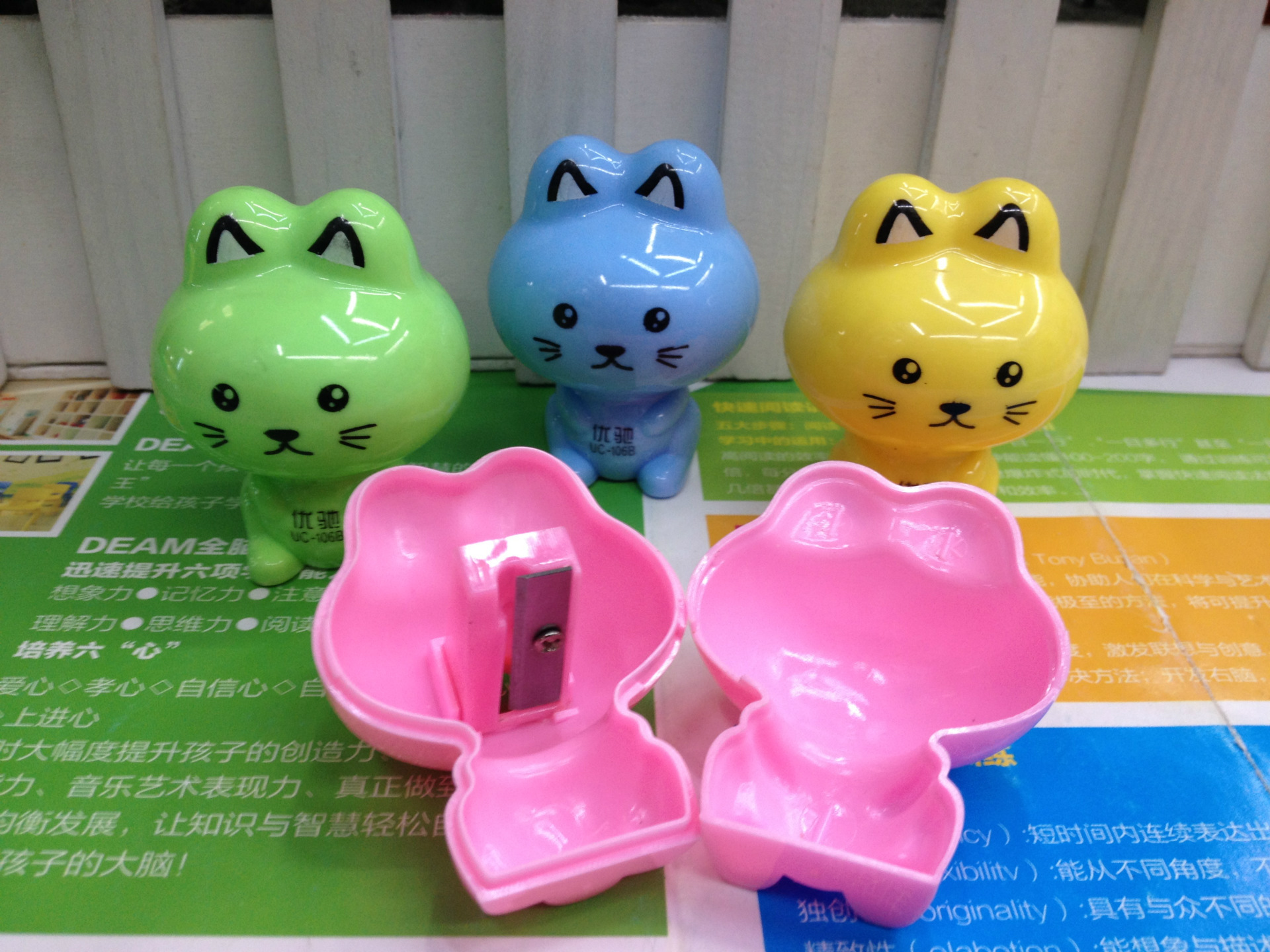 plastic popular single-hole pencil sharpener creative children with a large amount of free sharpener