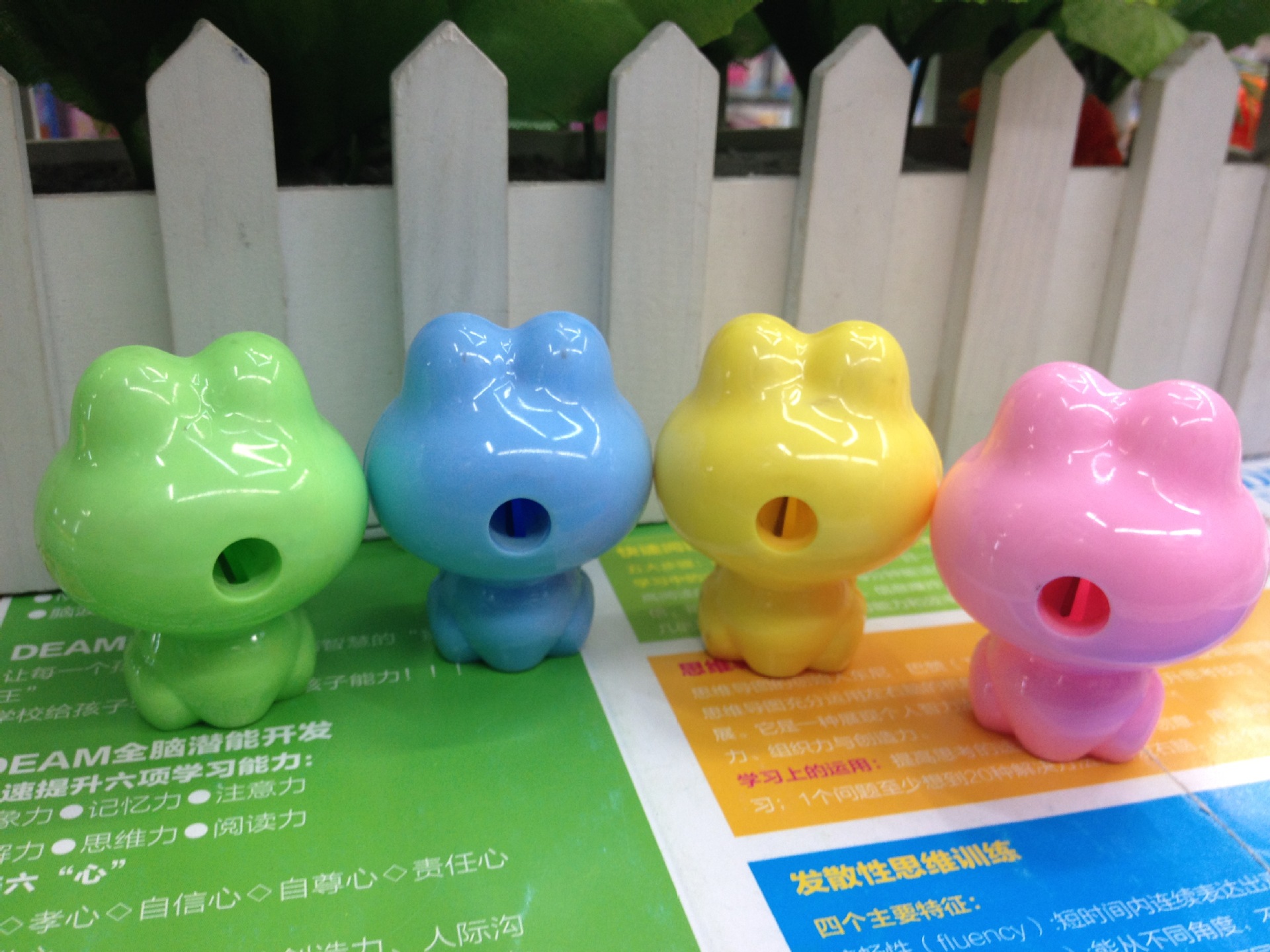 plastic popular single-hole pencil sharpener creative children with a large amount of free sharpener