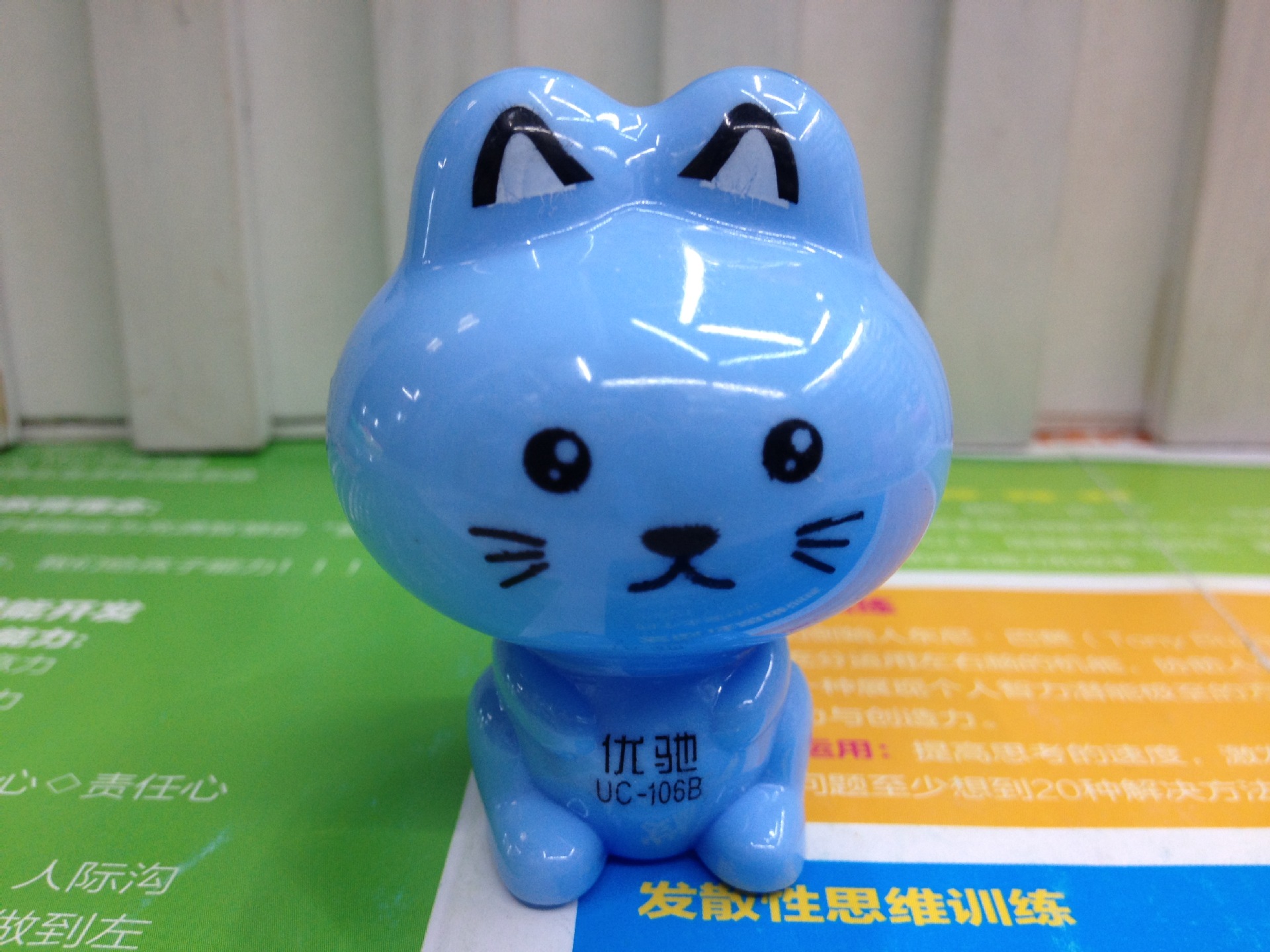 plastic popular single-hole pencil sharpener creative children with a large amount of free sharpener
