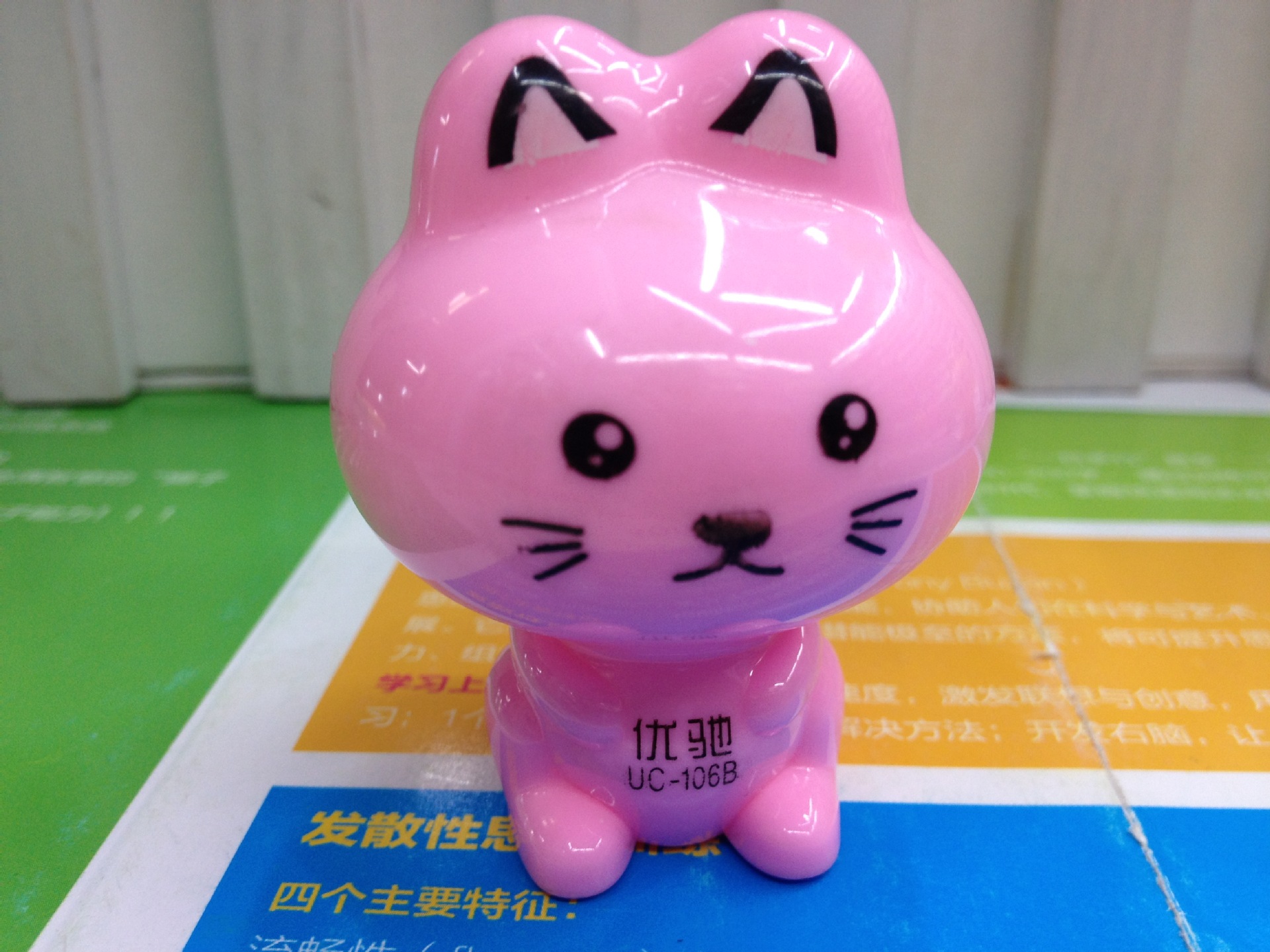plastic popular single-hole pencil sharpener creative children with a large amount of free sharpener
