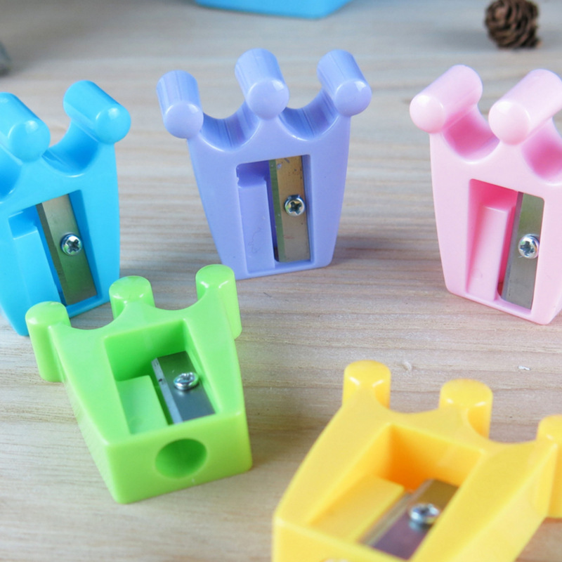 Crown stylized pencil sharpener with manual single hole pencil sharpener