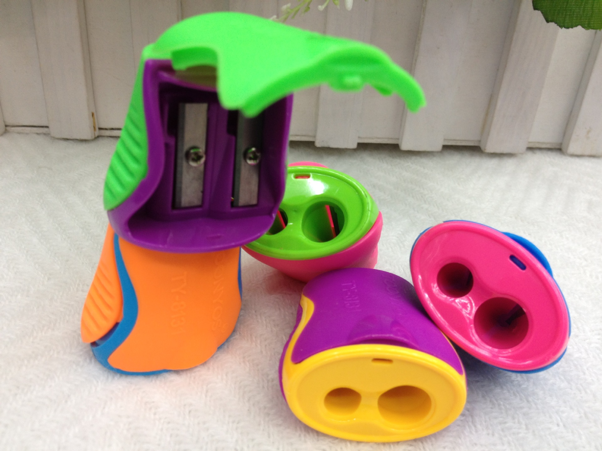Geometric modelling double - hole pencil sharpener plastic big hole gouging wholesale
