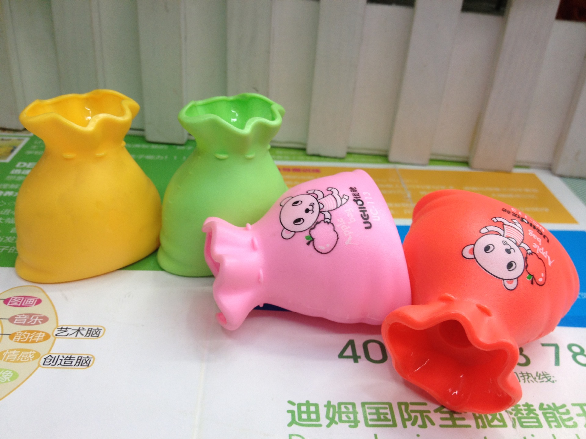 Pocket pencil sharpener students stationery wholesale candy color single-hole pencil sharpener Pocket pencil sharpener students stationery wholesale candy color single-hole pencil sharpener