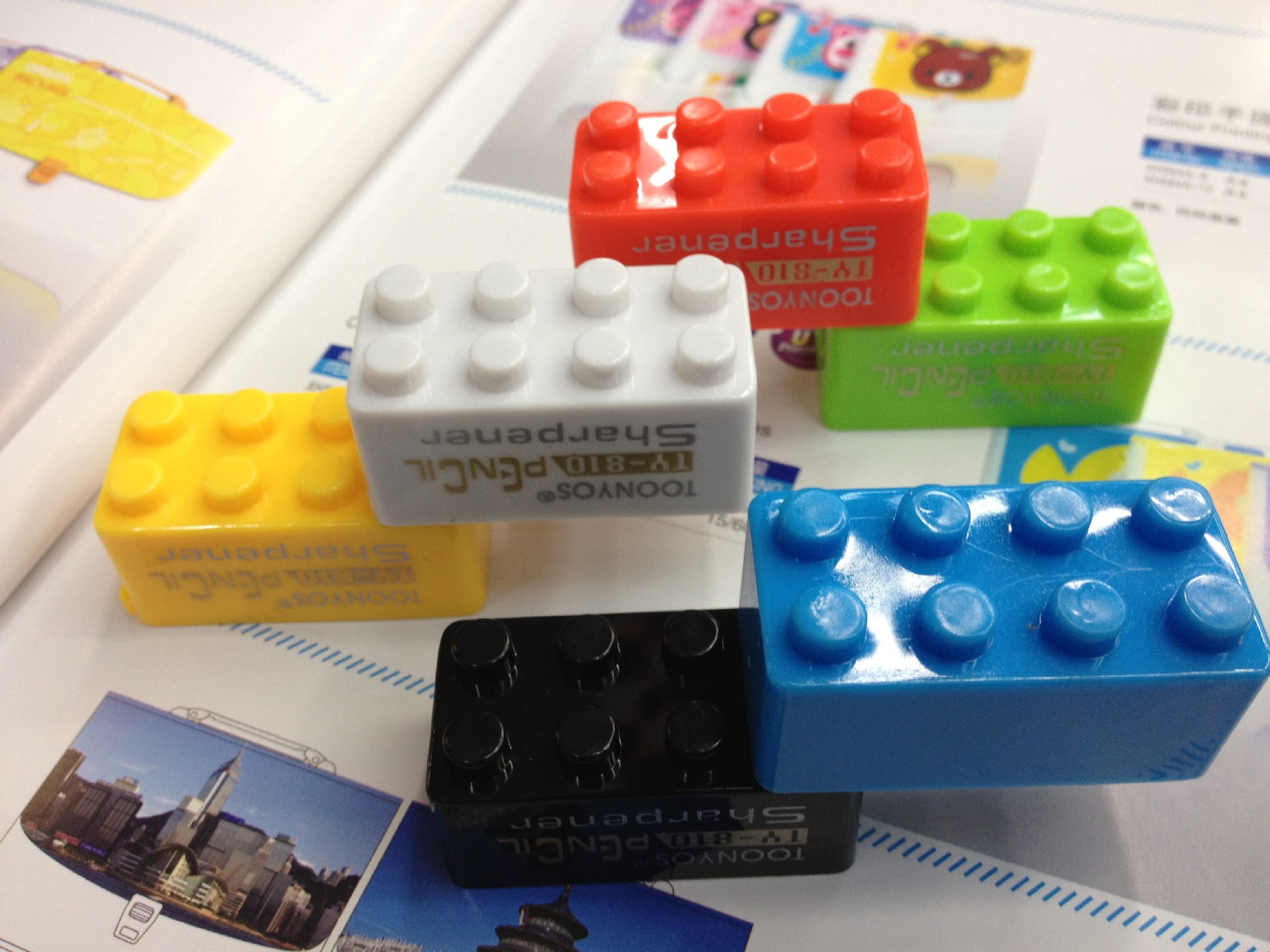 Manufacturer direct sale hot style simulation blocks pencil sharpener candy color cartoon small pencil sharpener