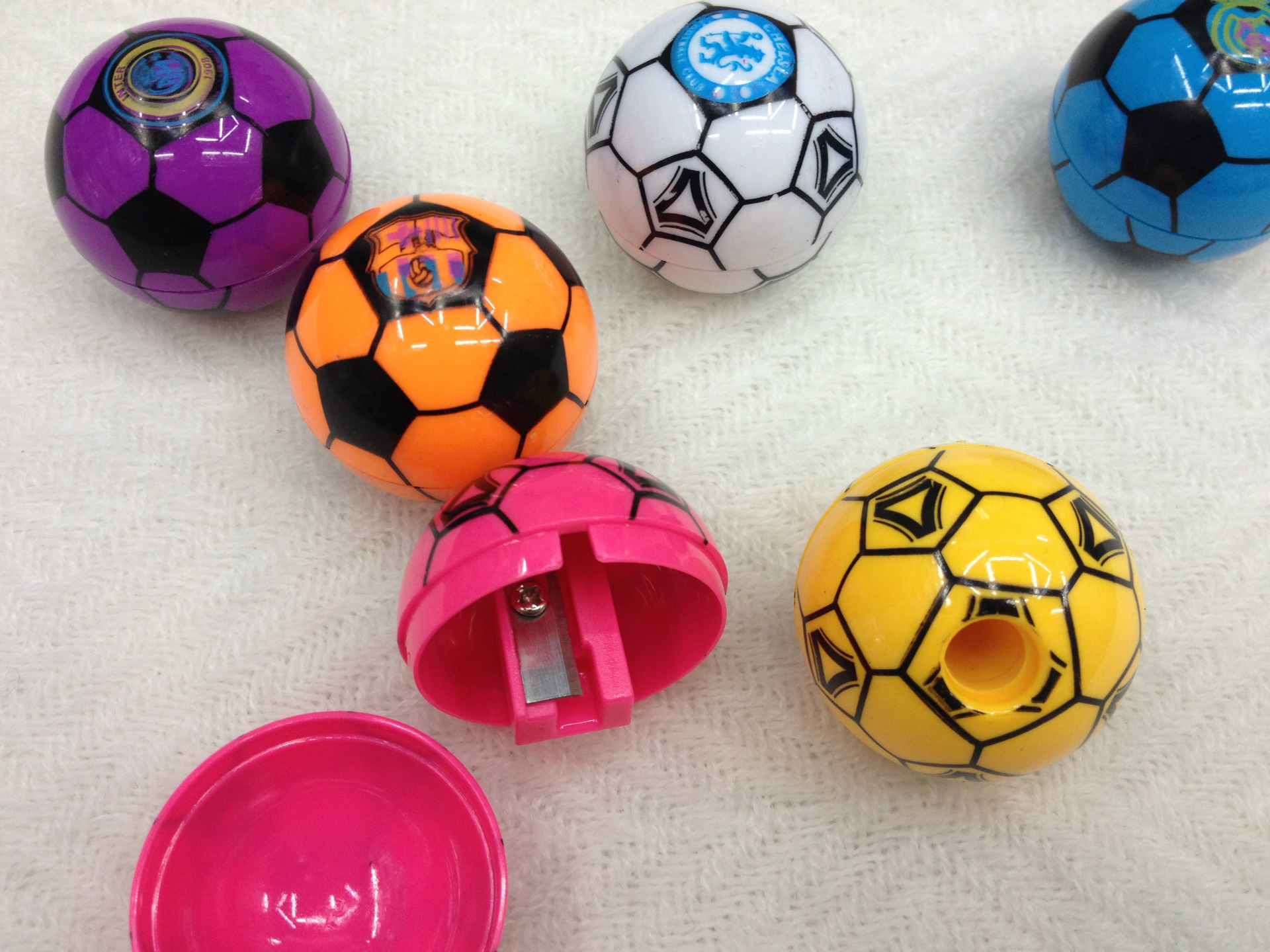 Manufacturers direct cartoon football style pencil sharpener creative circular plastic pencil sharpener