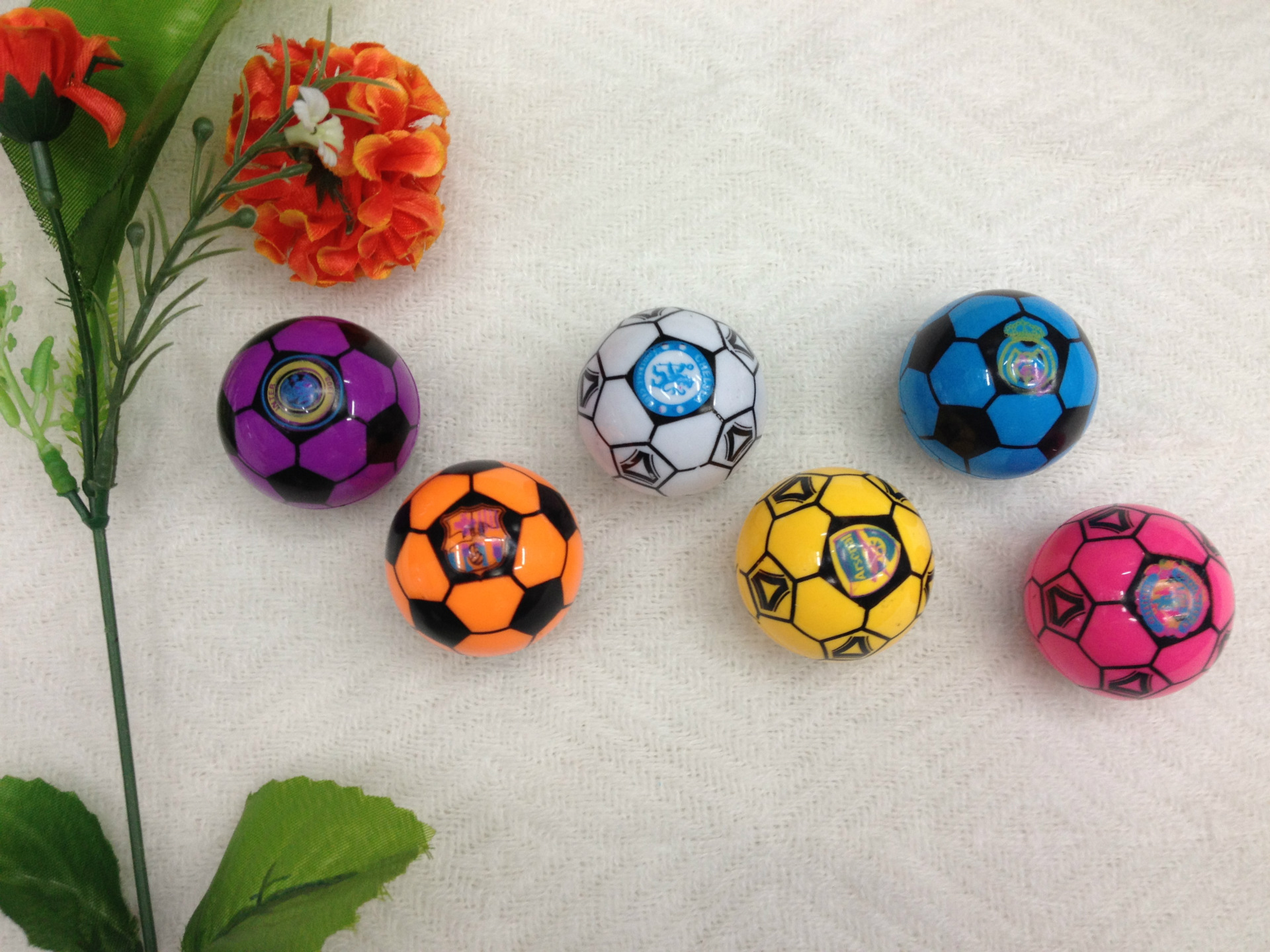 Manufacturers direct cartoon football style pencil sharpener creative circular plastic pencil sharpener