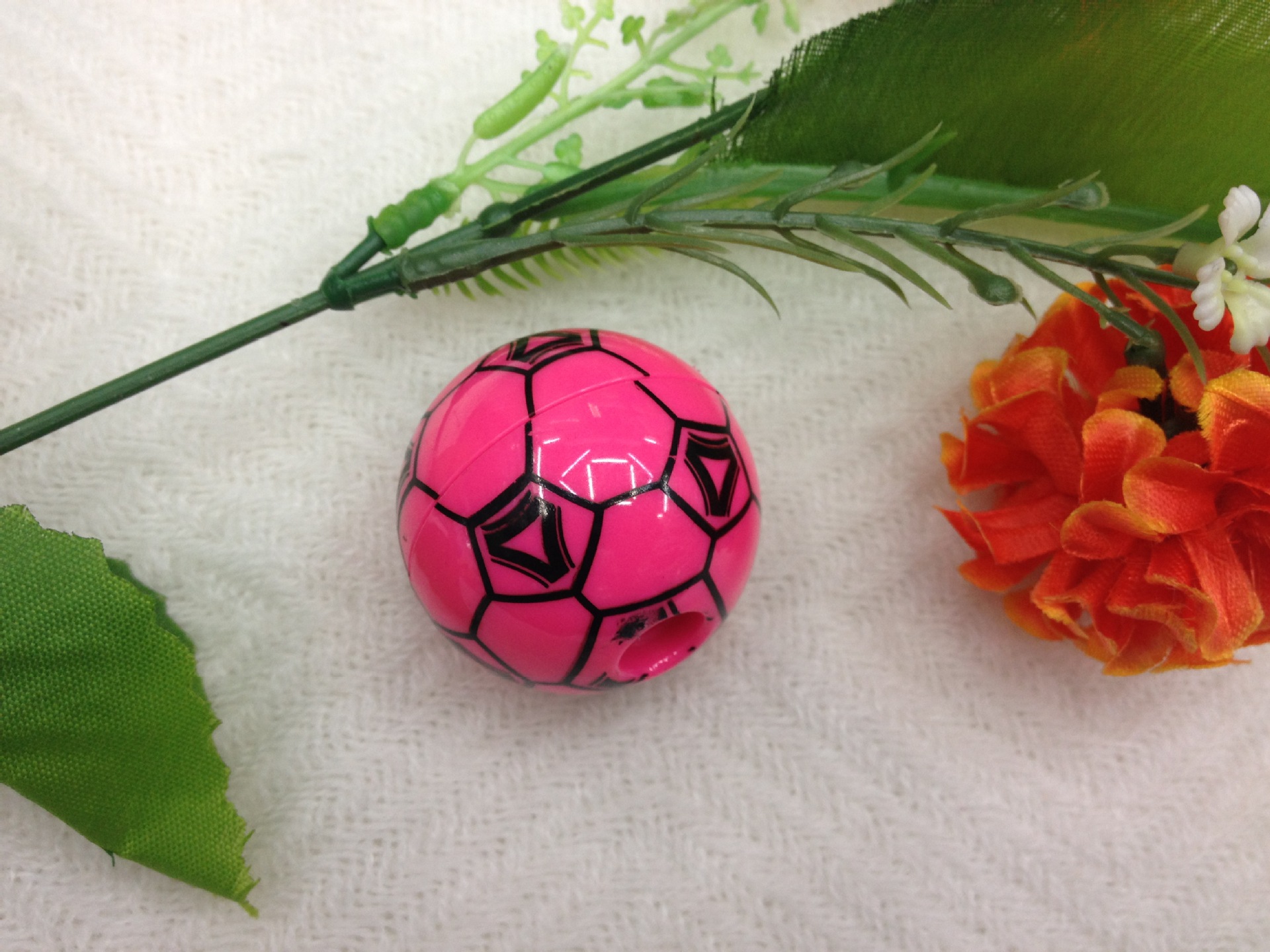 Manufacturers direct cartoon football style pencil sharpener creative circular plastic pencil sharpener