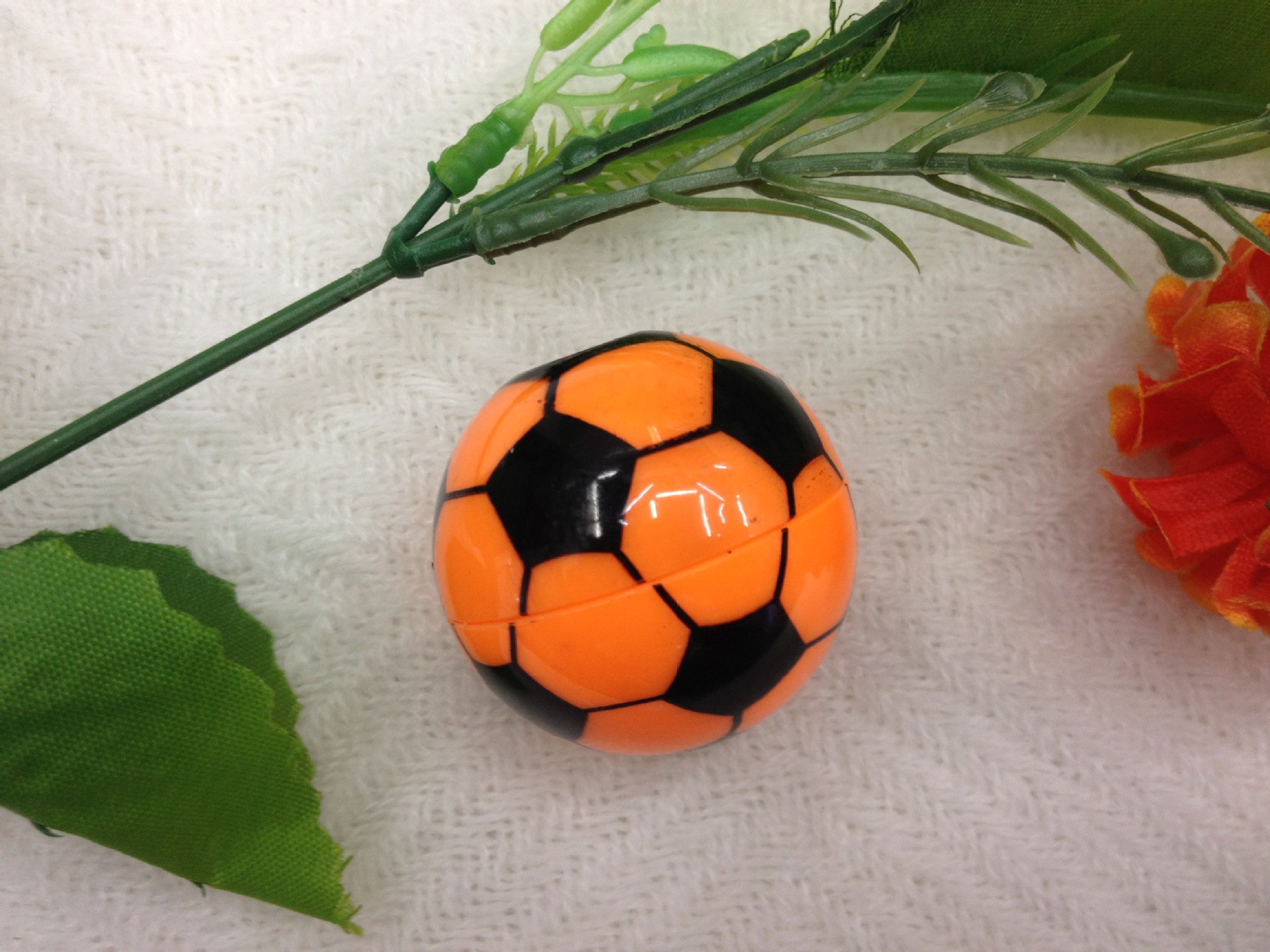 Manufacturers direct cartoon football style pencil sharpener creative circular plastic pencil sharpener