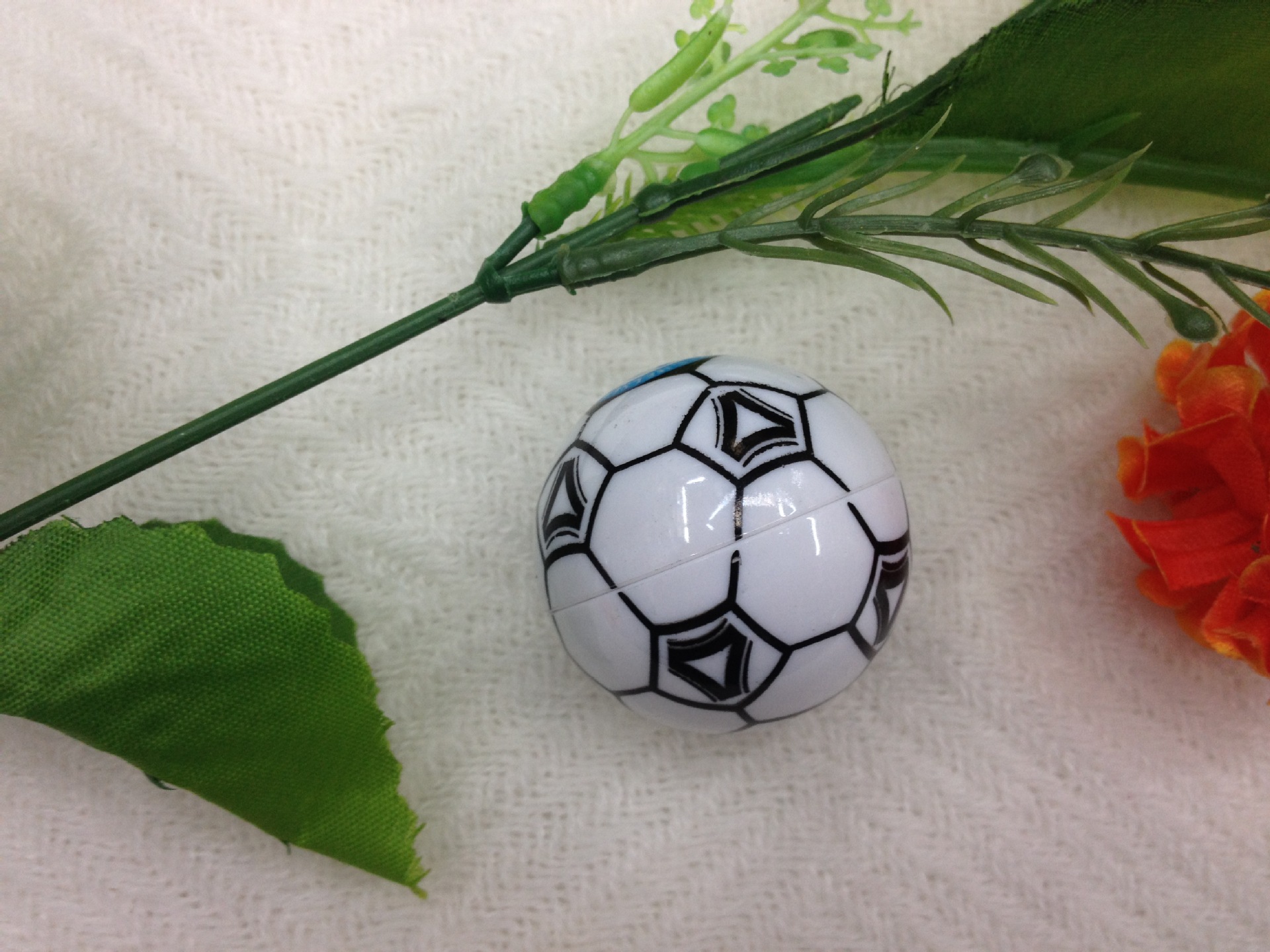 Manufacturers direct cartoon football style pencil sharpener creative circular plastic pencil sharpener